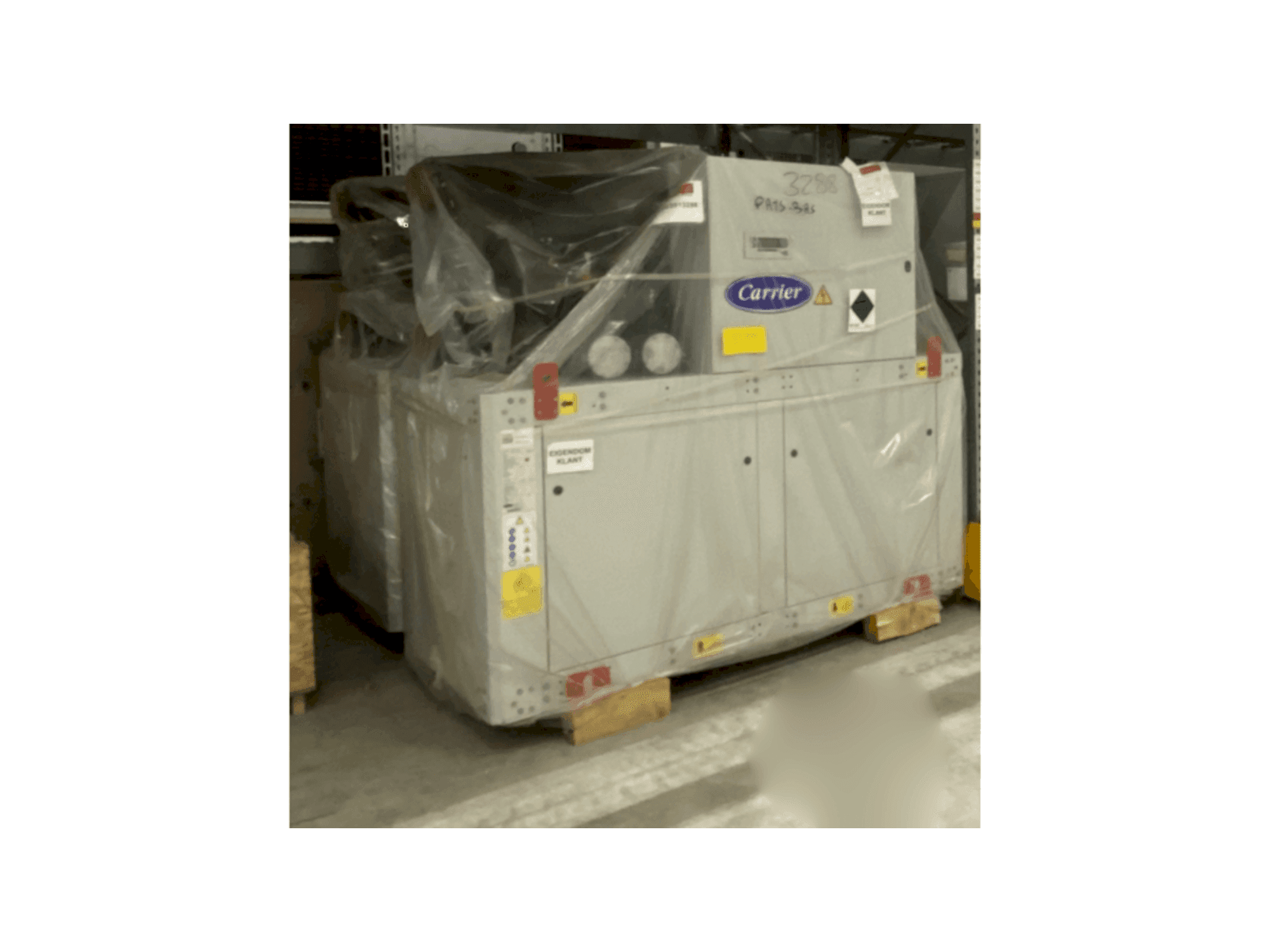 Frontansicht der CARRION 3x Carrier heat pump 30WI1000 & 2x Refrion Dry Coolers V-model ES4C 2390.6/4 E2 Maschine