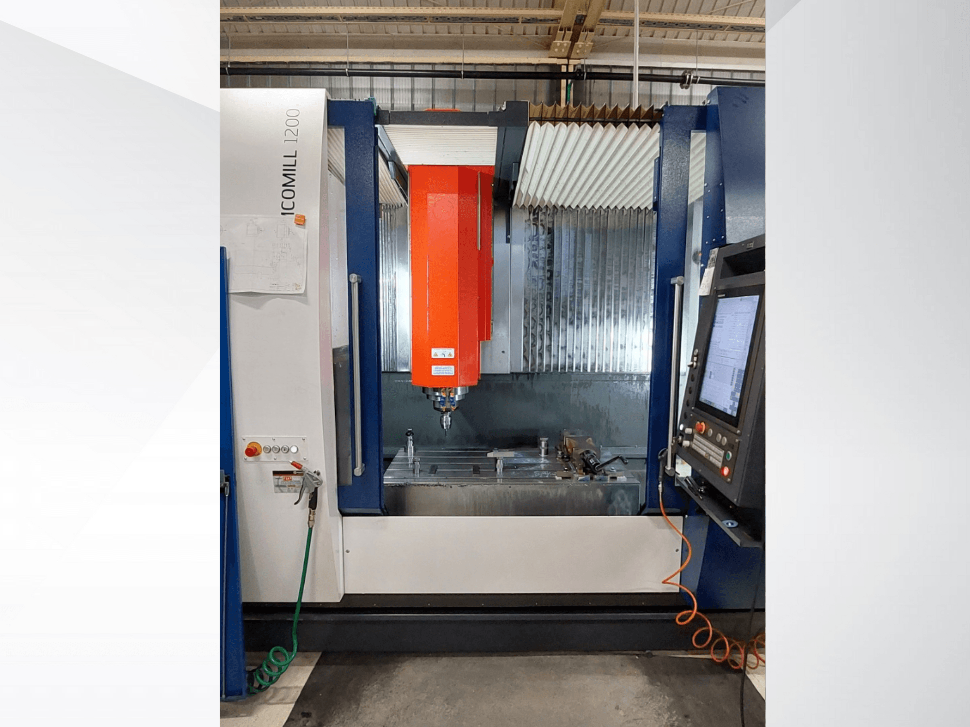ICOMILL 1200 CNC-Fräsmaschine mit roter Spindel, Vorderansicht mit Bedienfeld und Arbeitsbereich mit Werkzeugen.