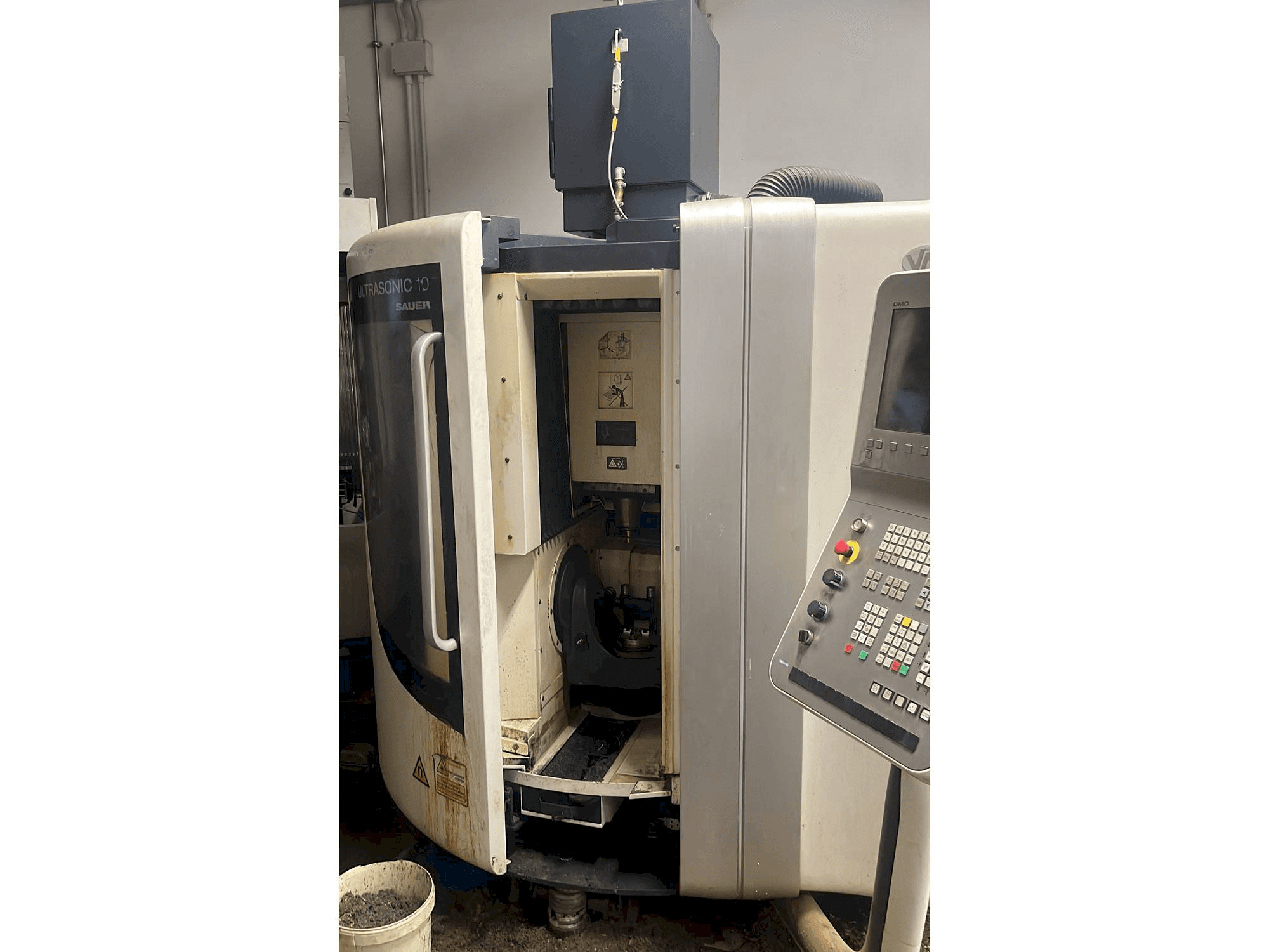 Frontansicht der DMG ultrasonic 10 sauer Maschine