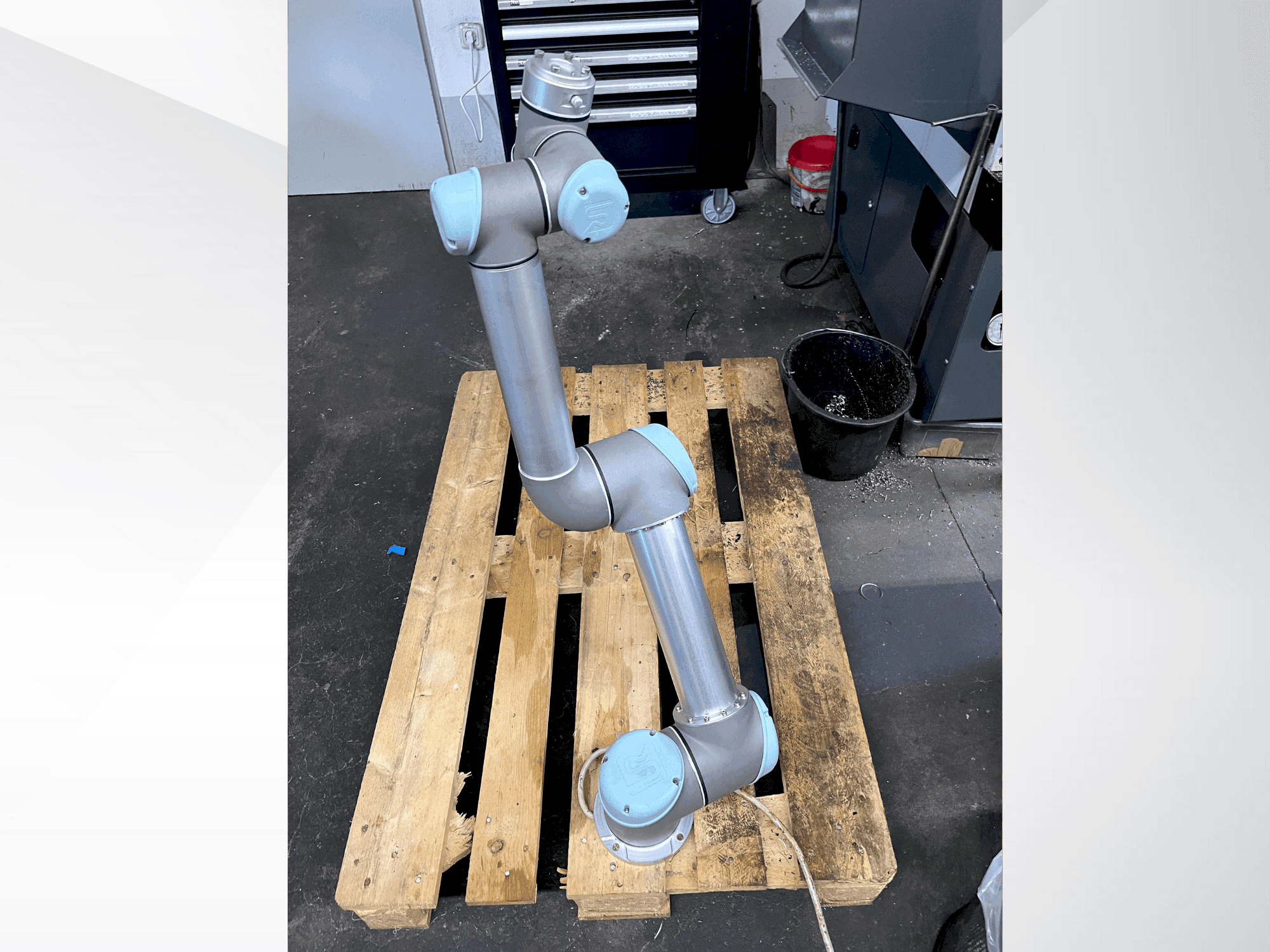 Frontansicht der Universal Robots UR5 CB3.1 Maschine