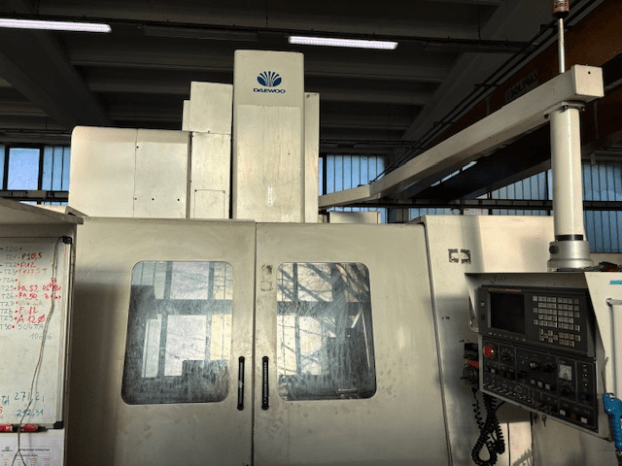 DAEWOO ACE V 600 Vertikal-Bearbeitungszentrum, Frontansicht mit Bedienfeld und Milchglastüren.