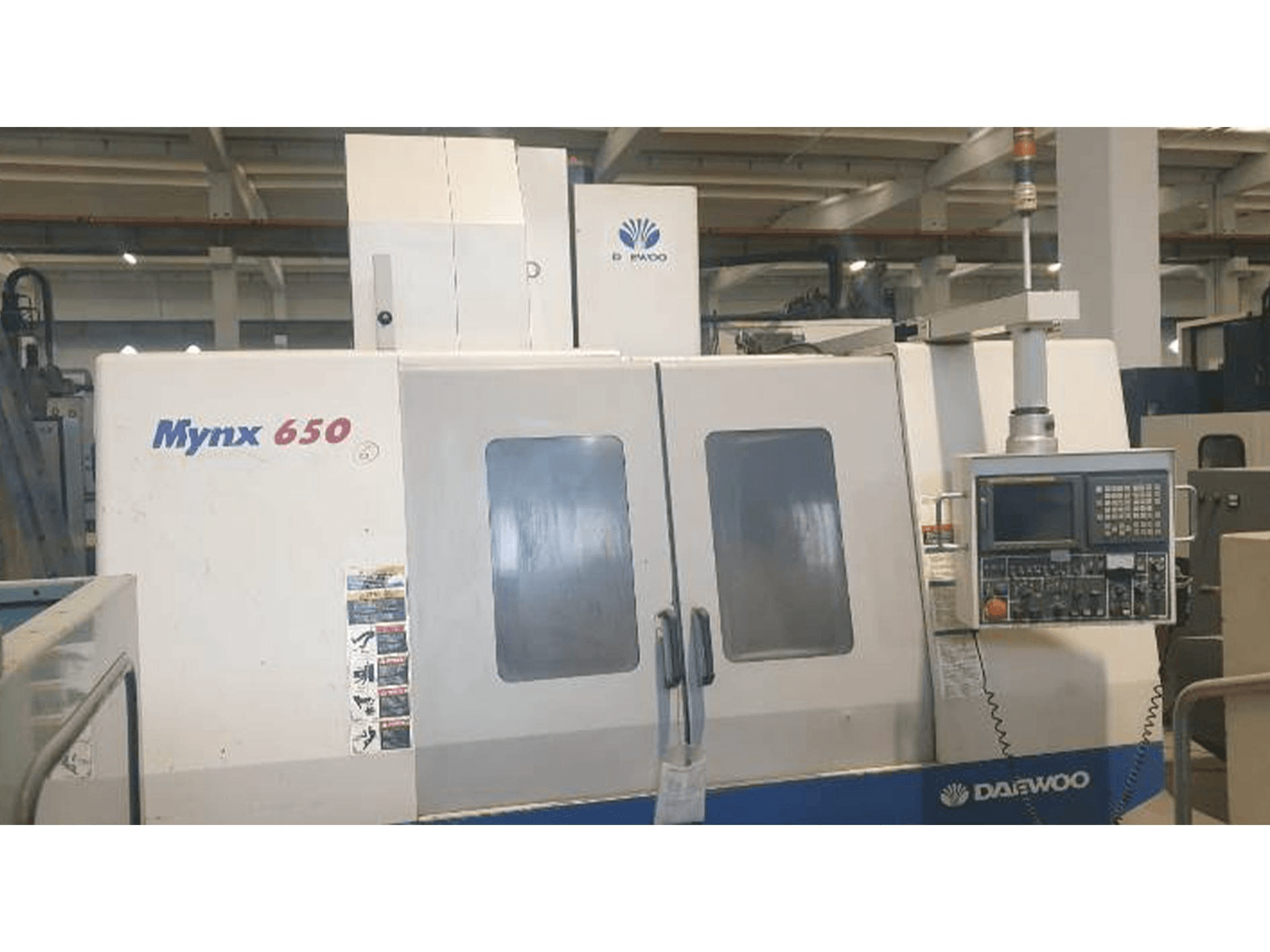 Frontansicht der DAEWOO MYNX 650 Maschine