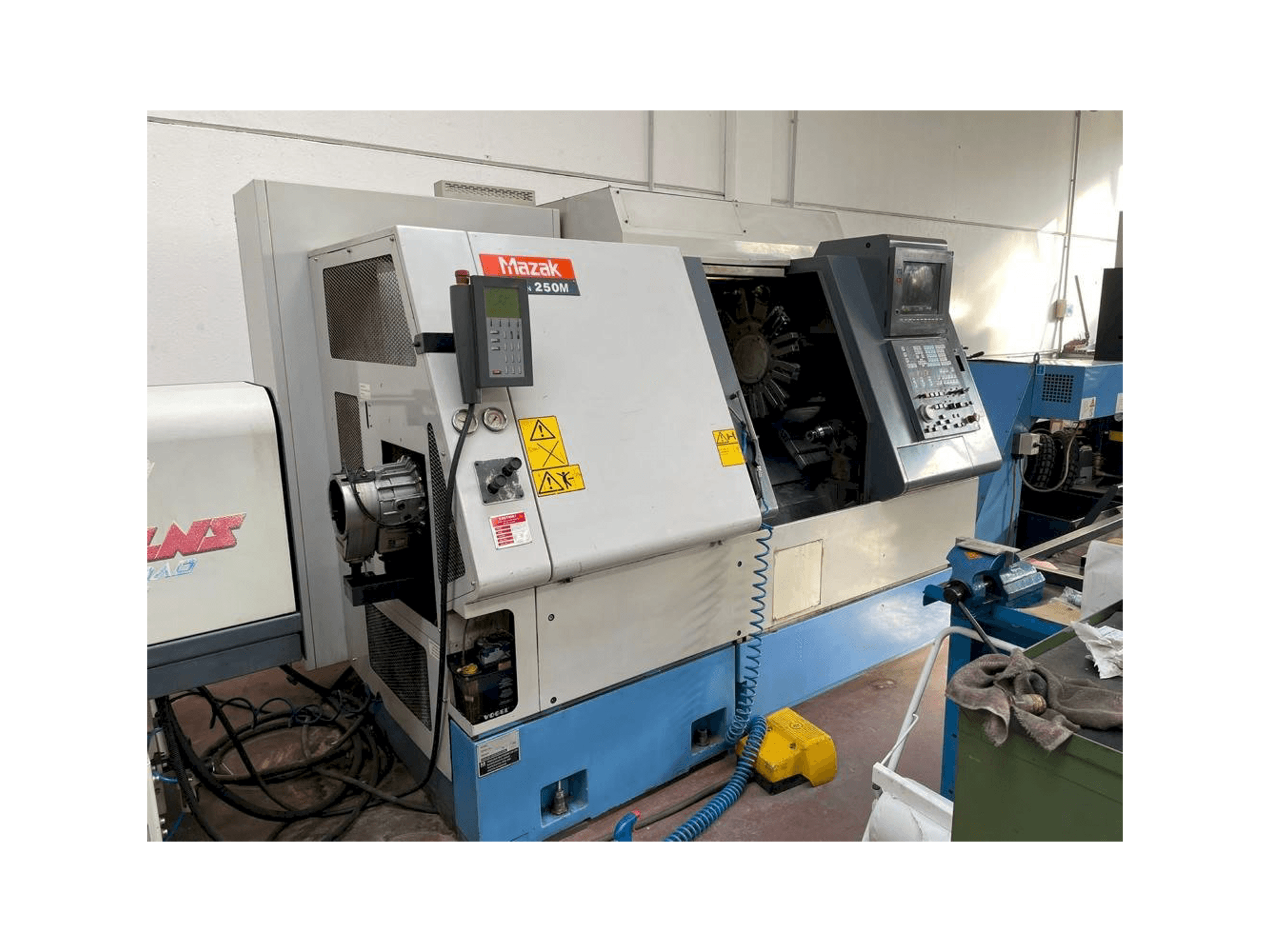 Frontansicht der Mazak SQT 250M Maschine