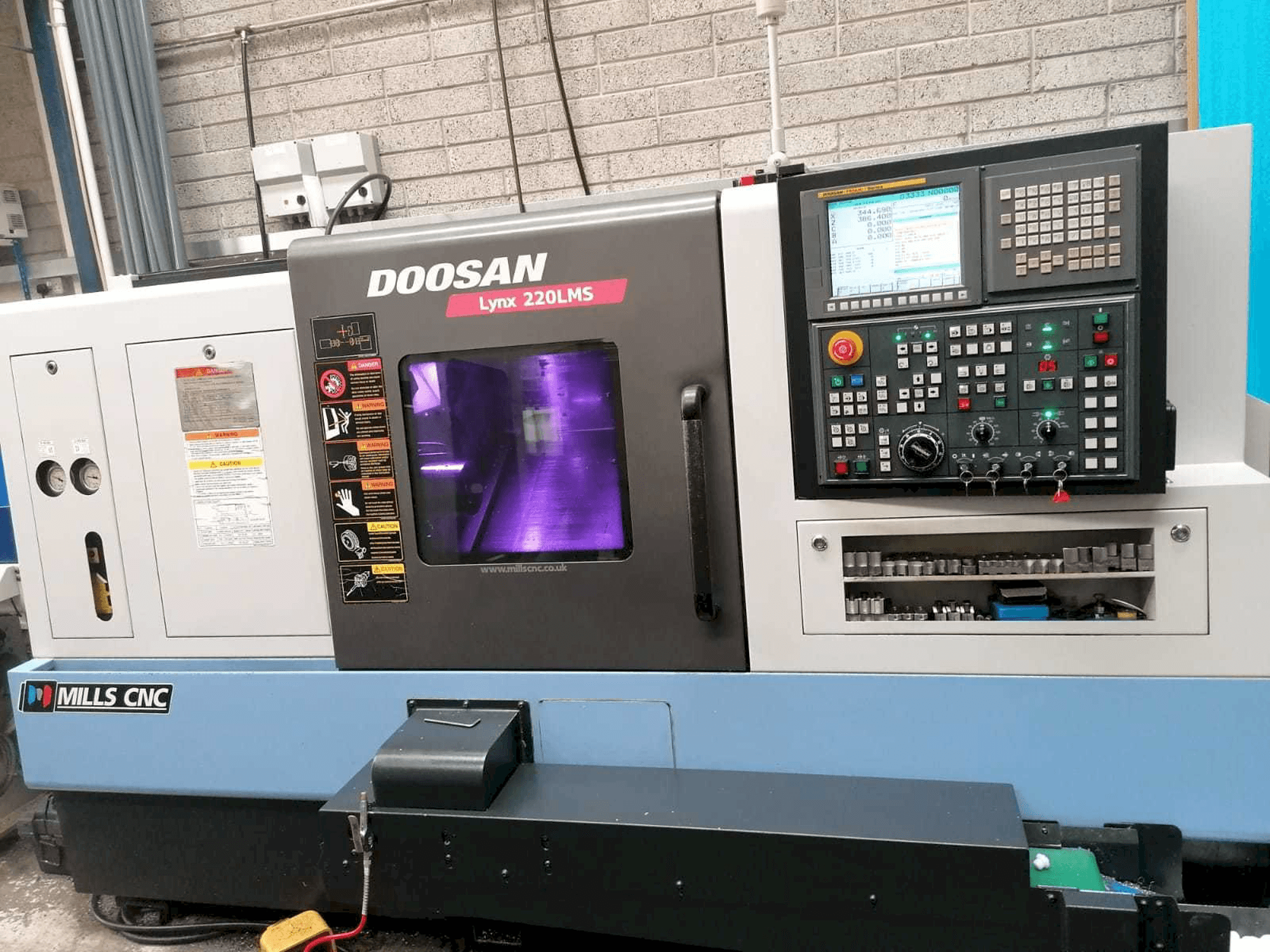 Frontansicht der Doosan Lynx 220LMSA Maschine