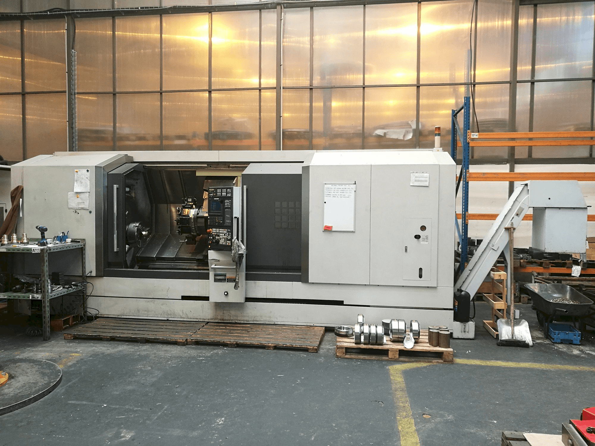 Frontansicht der MORI SEIKI NL 3000 SY/2000 Maschine