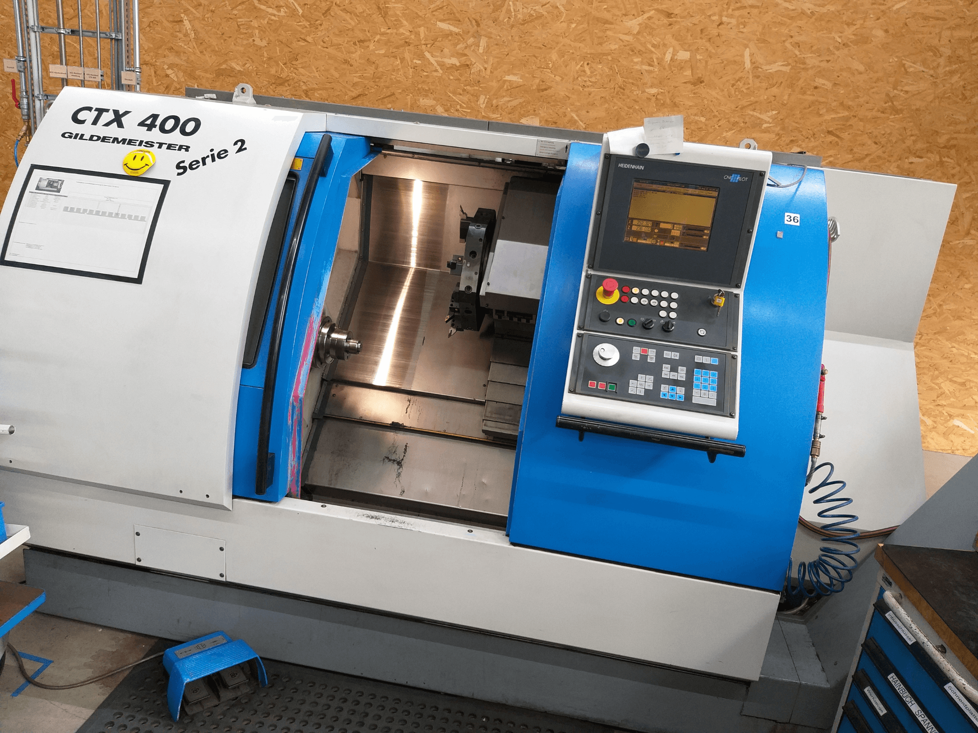 Horizontaldrehmaschine Gildemeister CTX 400 Serie 2, Vorderansicht mit Bedienfeld und offenem Maschineninneren.