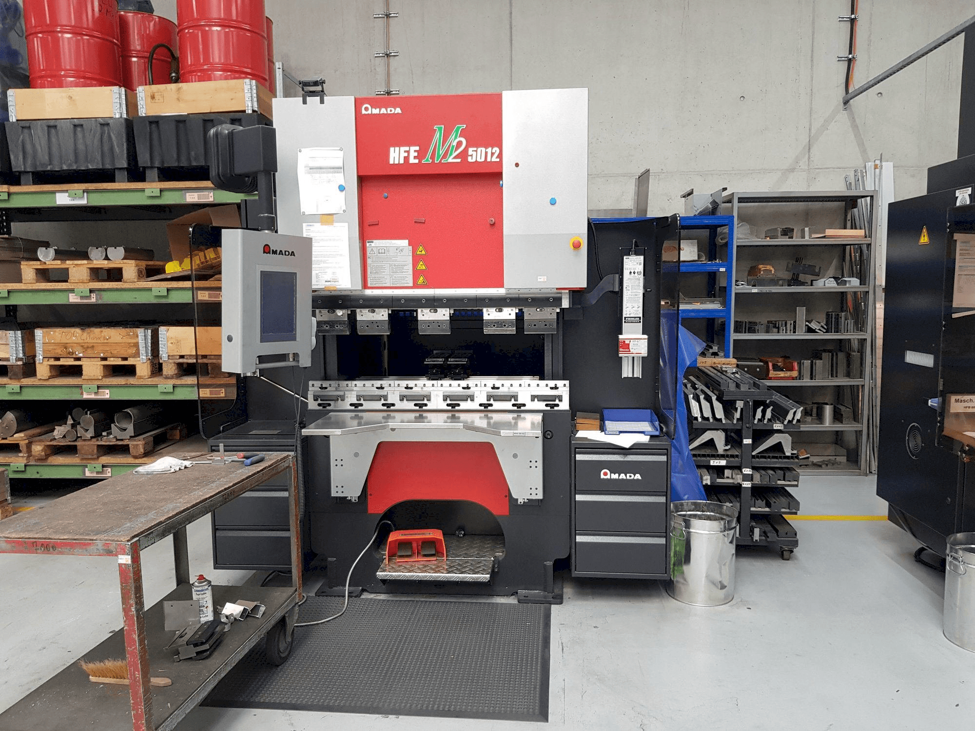 Frontansicht der AMADA HFE M2 5012 Maschine