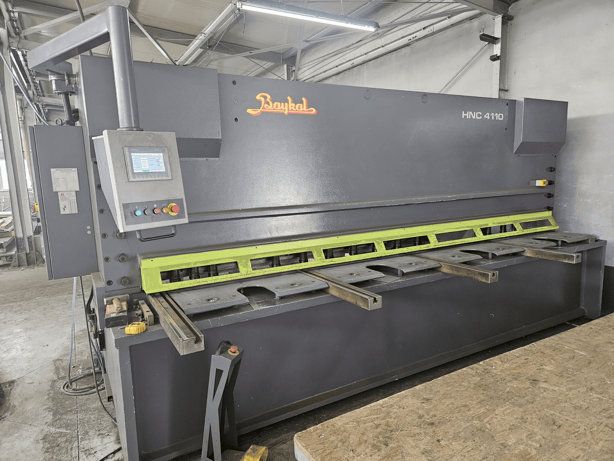 Frontansicht der Baykal HNC 4110 Maschine