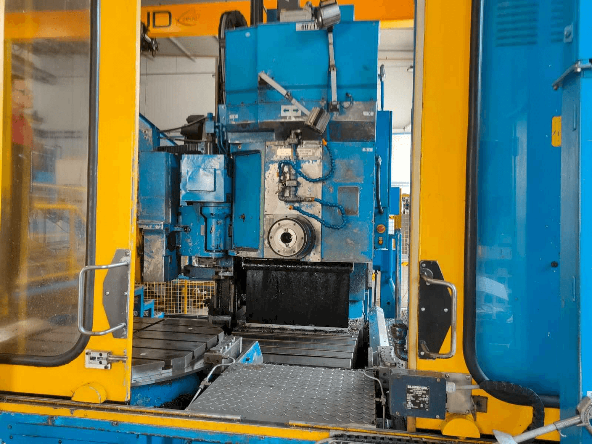 Frontansicht der Cincinnati MILACRON 20-HC-2500 Maschine