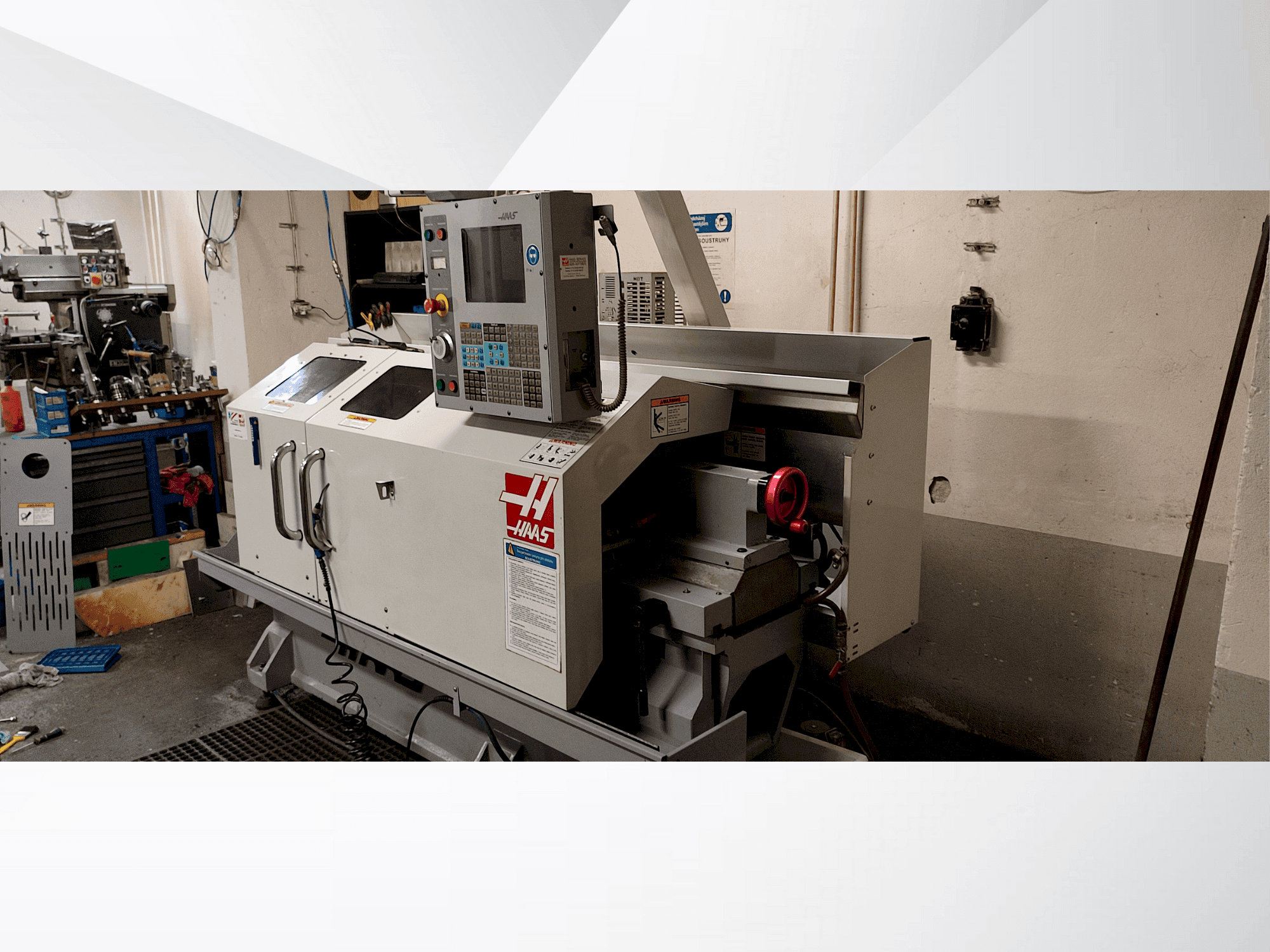 Frontansicht der HAAS TL-2HE Maschine