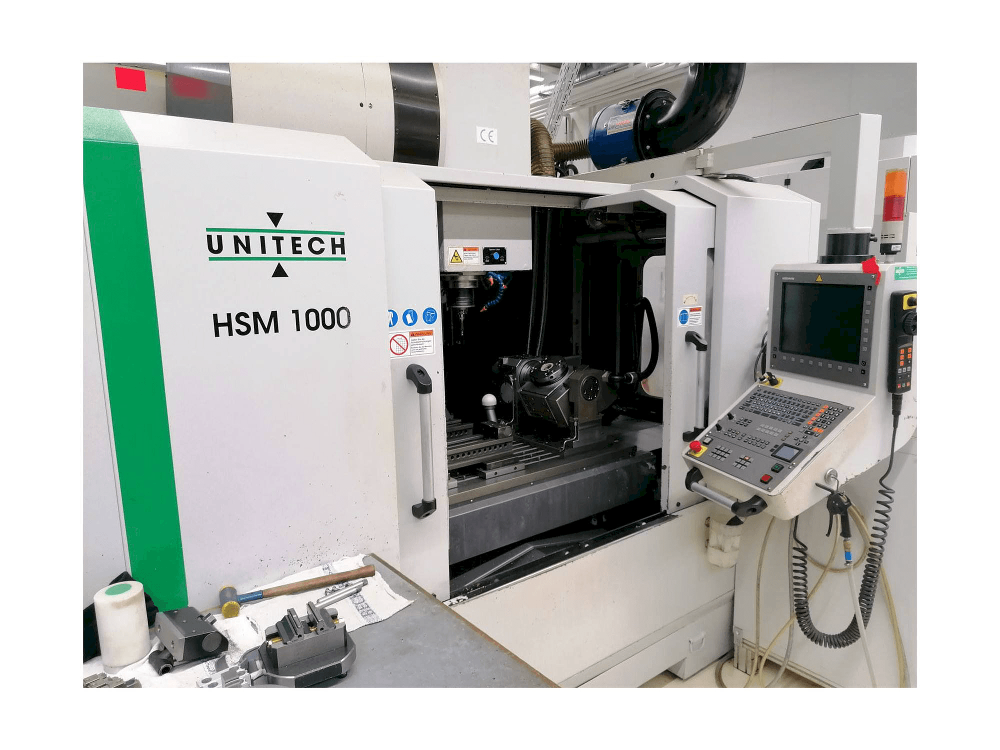 Frontansicht der UNITECH HSM1000 Maschine