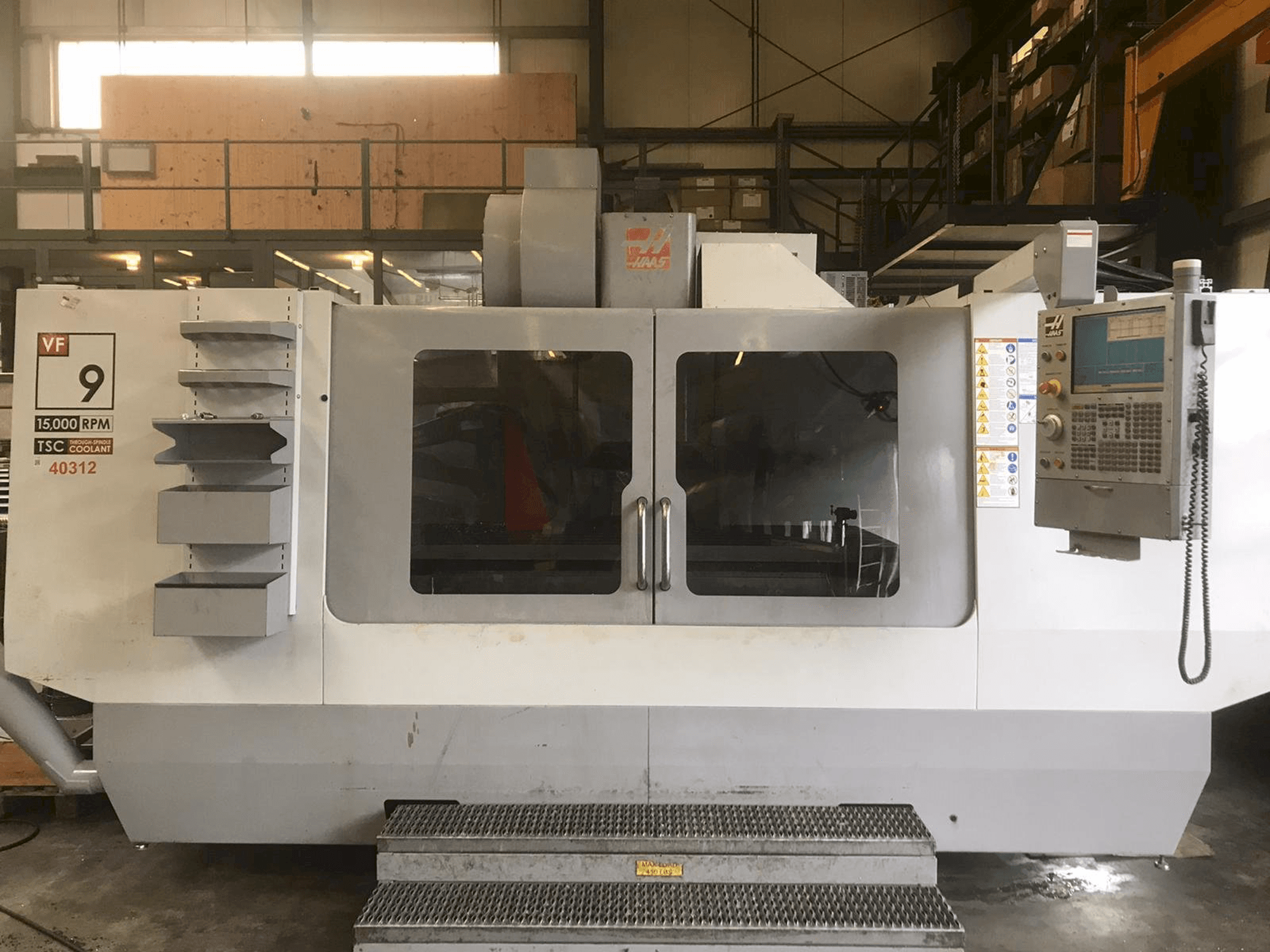 Frontansicht der HAAS VF-9 Maschine