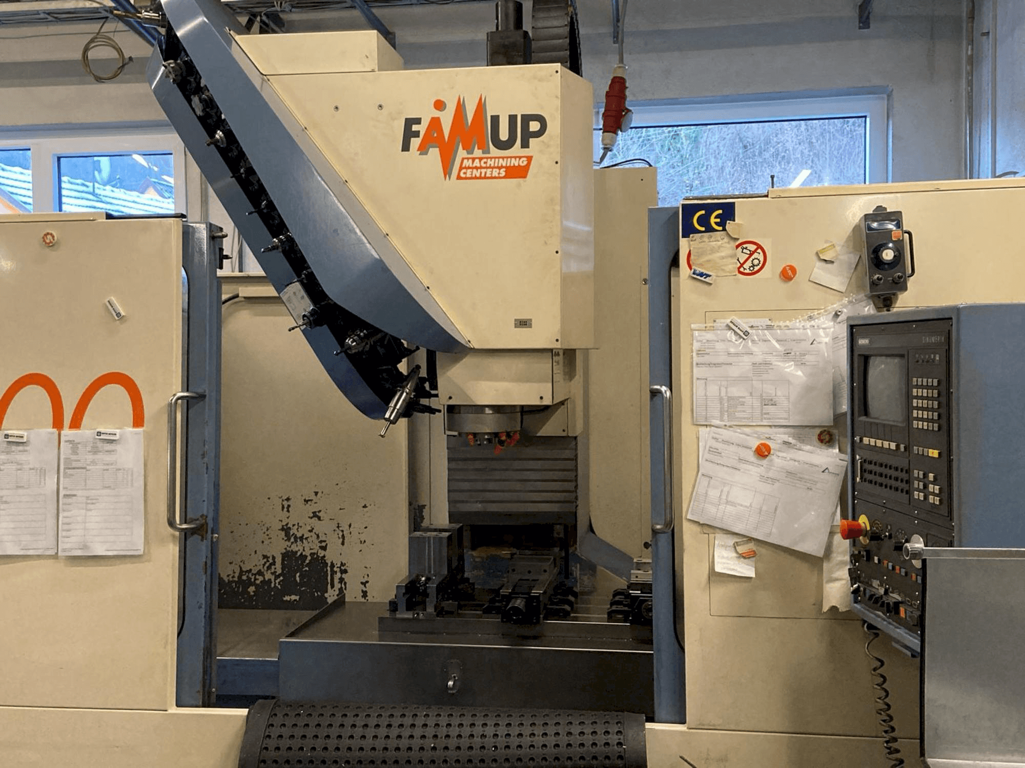 Frontansicht der FAMUP MCX1000 Maschine