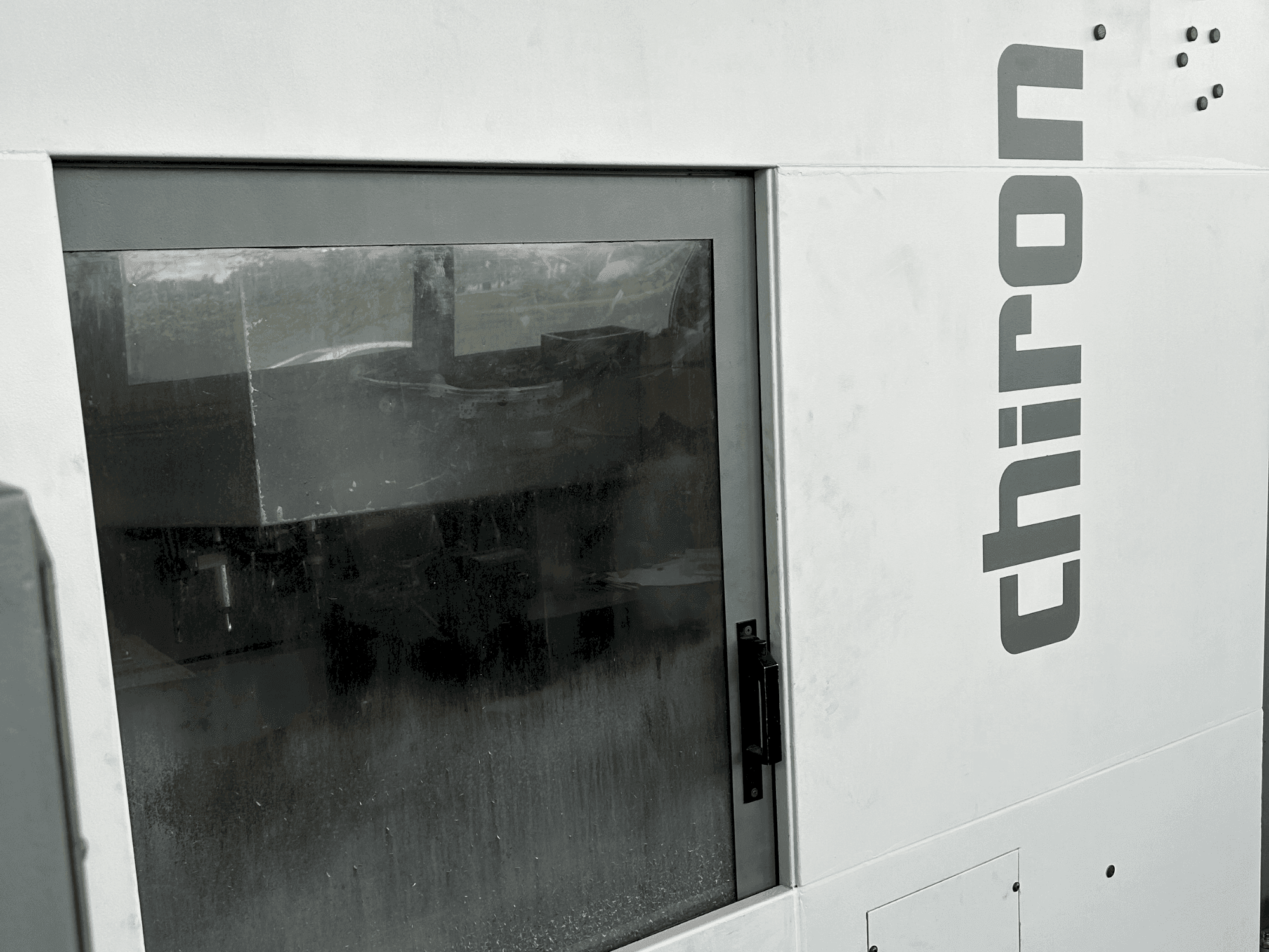 Frontansicht der CHIRON FZ18W Maschine