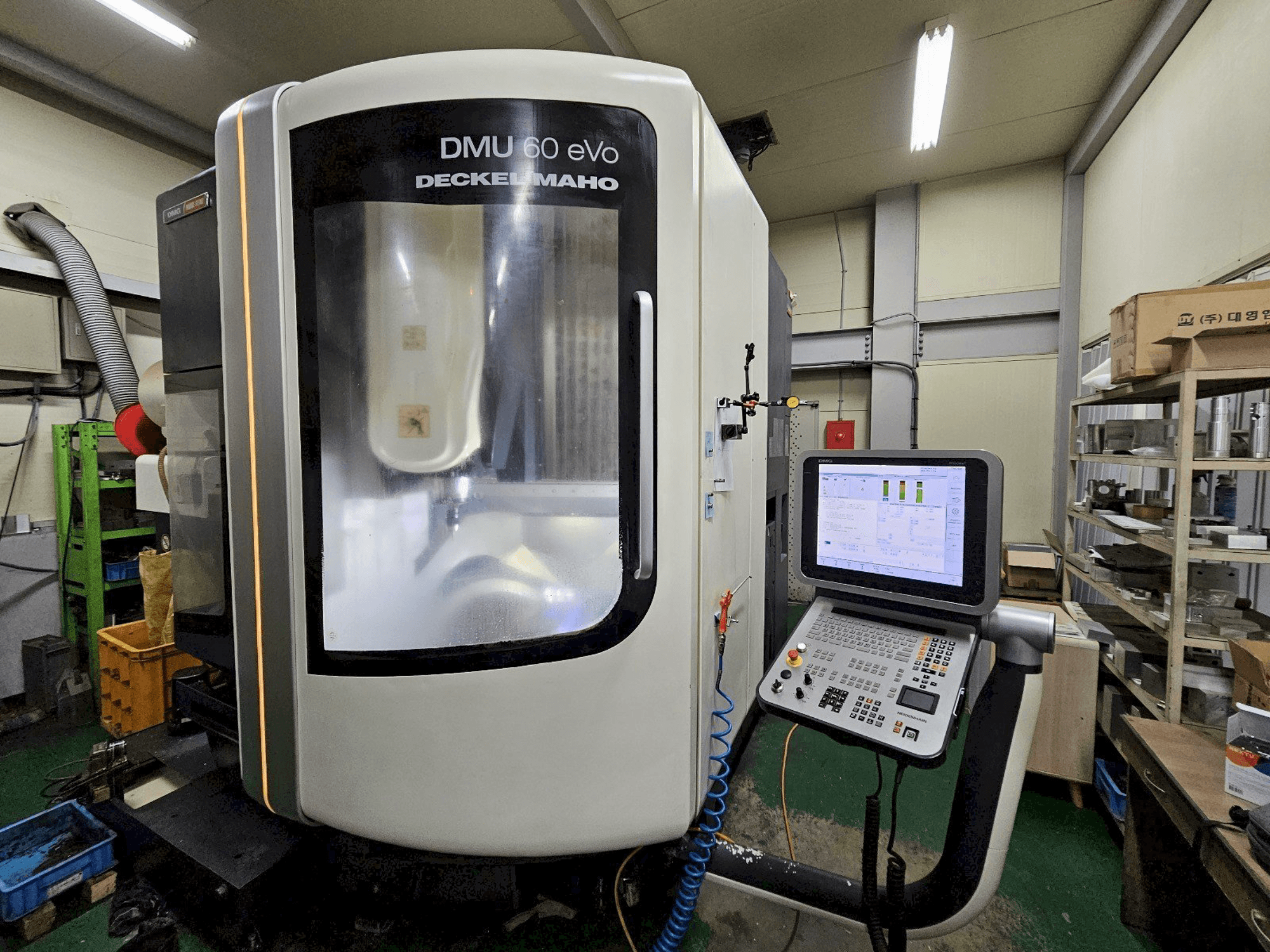 Frontansicht der DMG MORI DMU 60 EVO Maschine