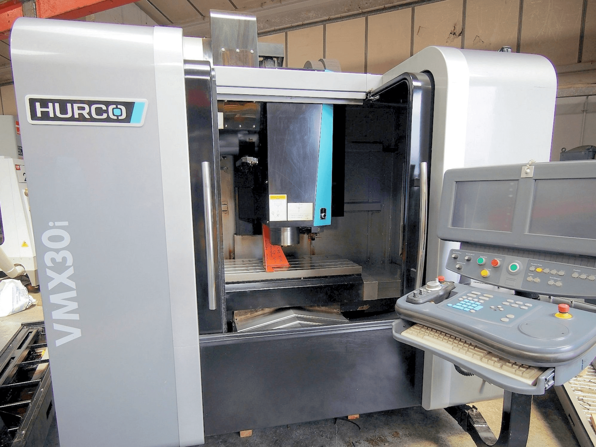 Frontansicht der Hurco VMX 30i Maschine