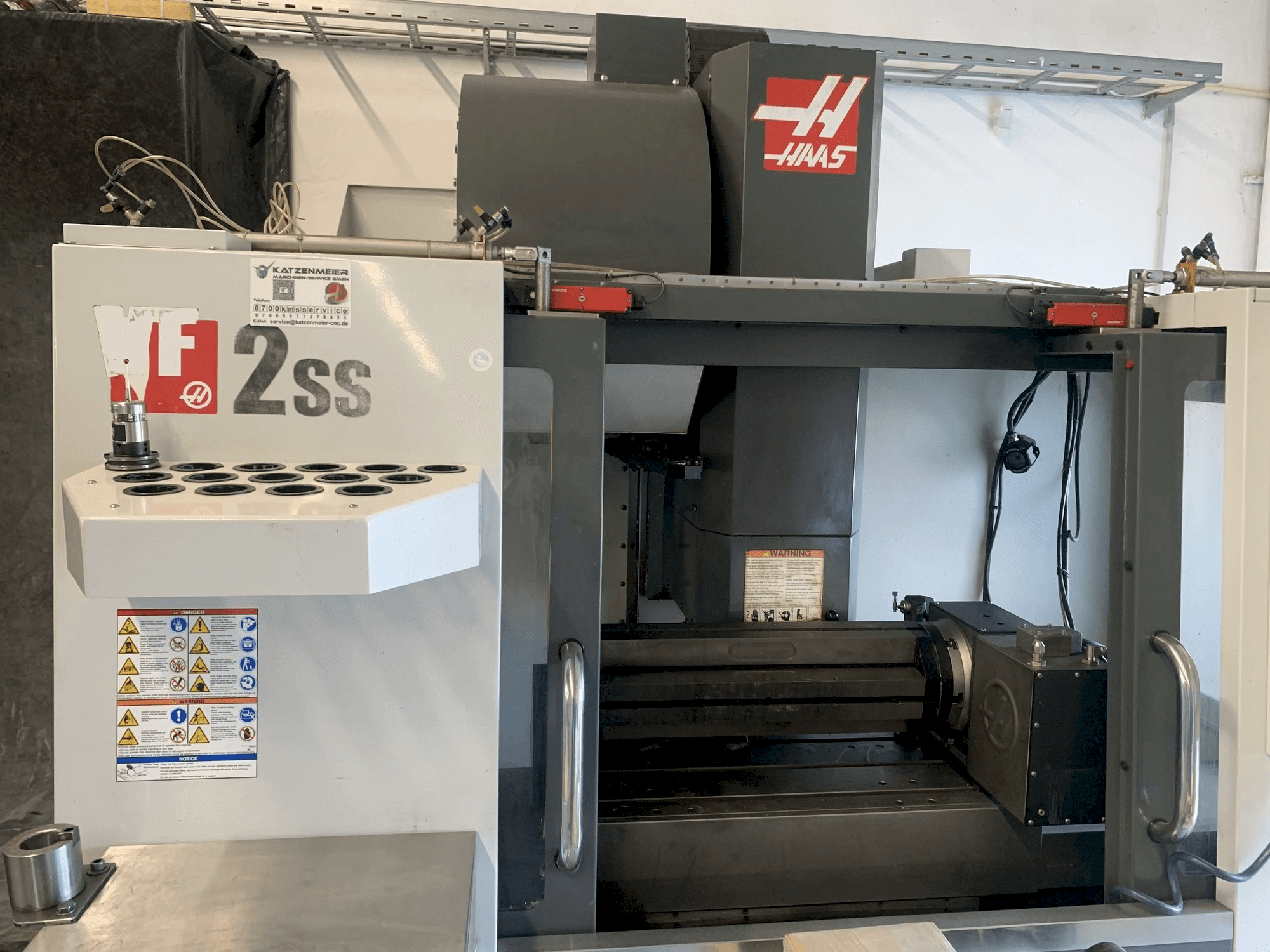 Frontansicht der HAAS VF-2SS Maschine