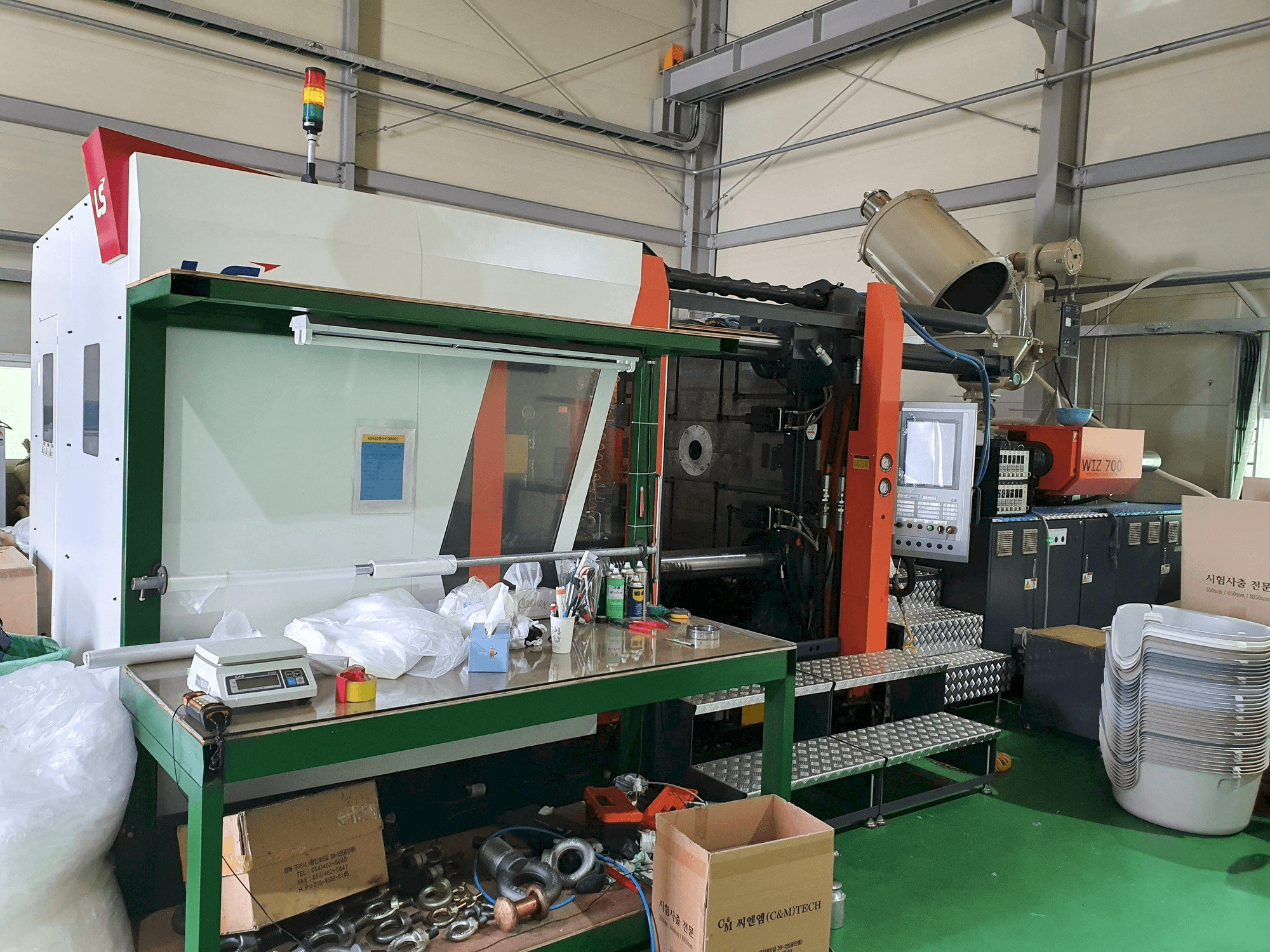 Frontansicht der LS MTRON WIZ700 Maschine