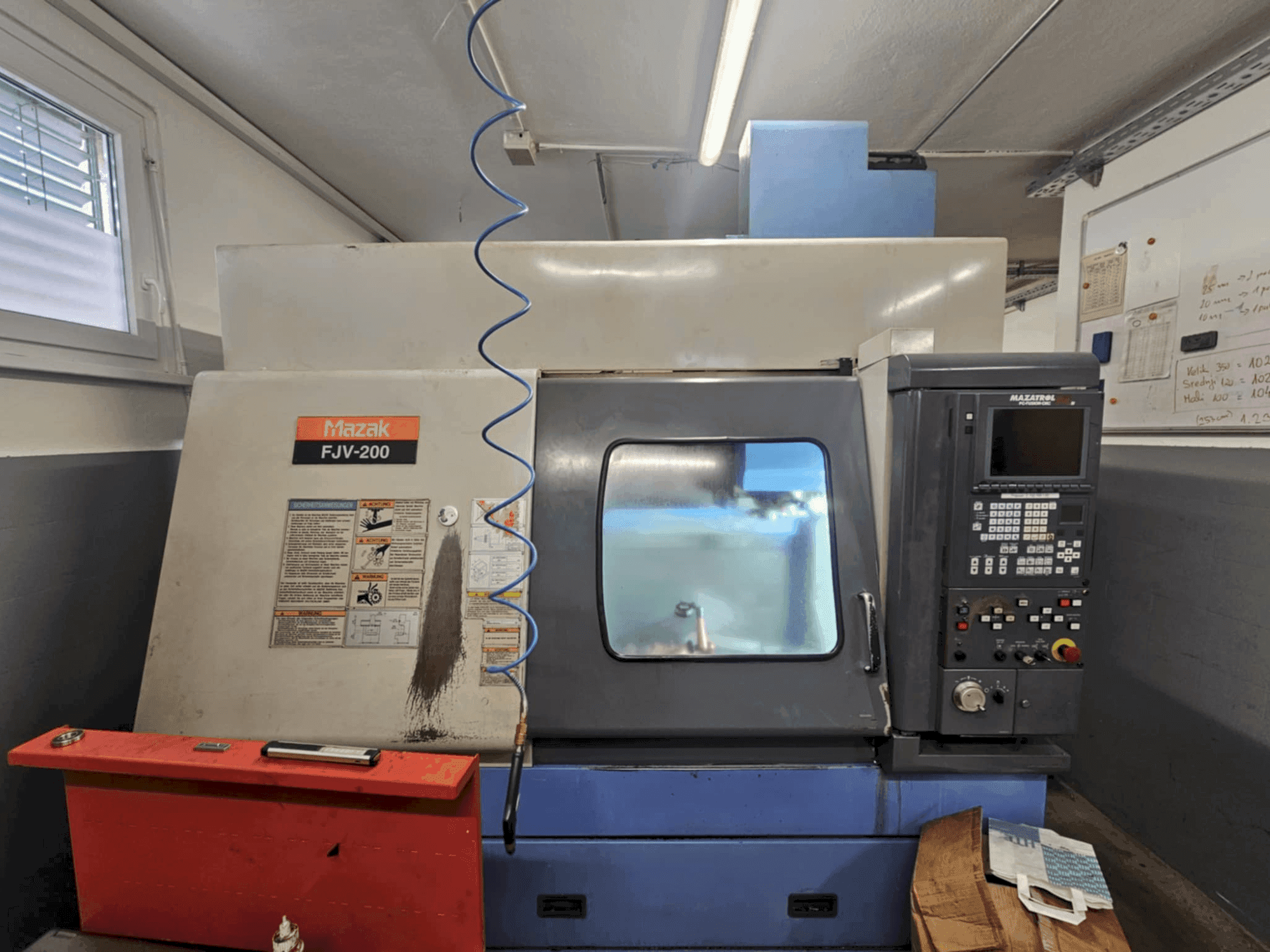 Frontansicht der Mazak fjv 200 Maschine