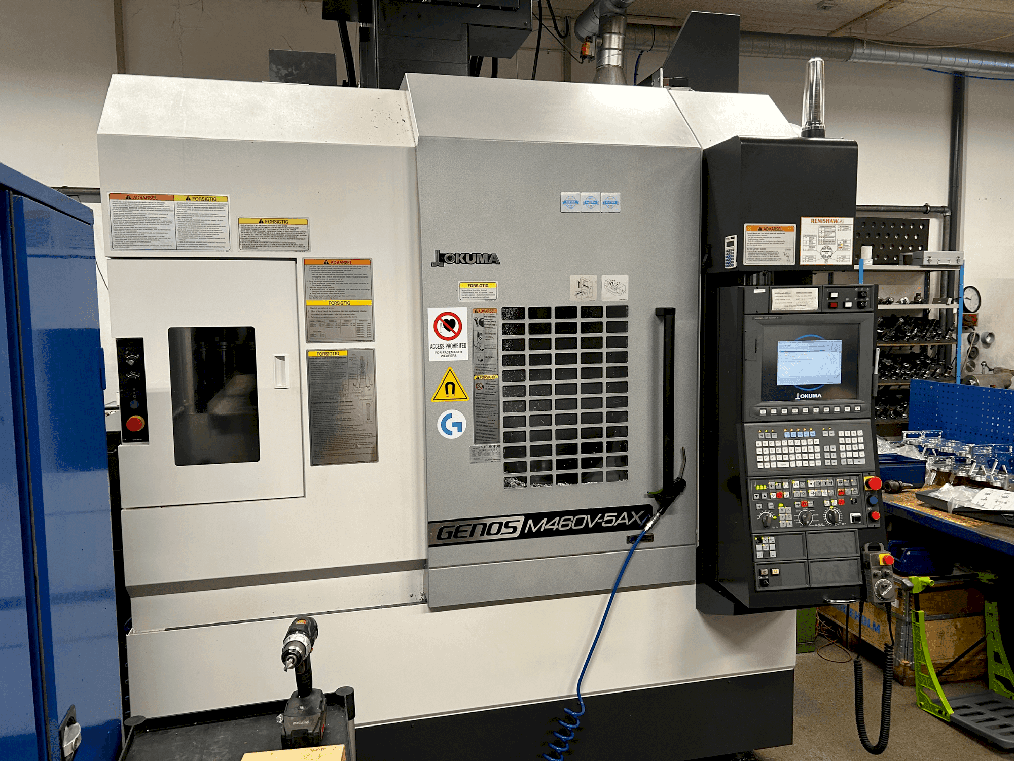 Frontansicht der Okuma GENOS M460V-5AX Maschine