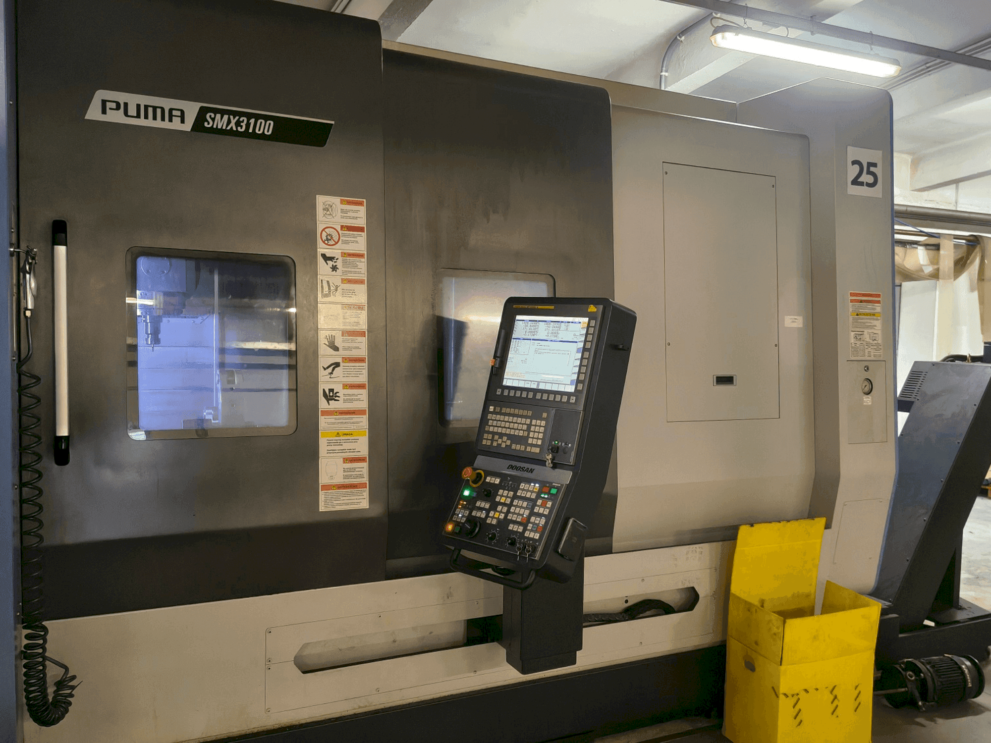 Frontansicht der DOOSAN SMX 3100 Maschine