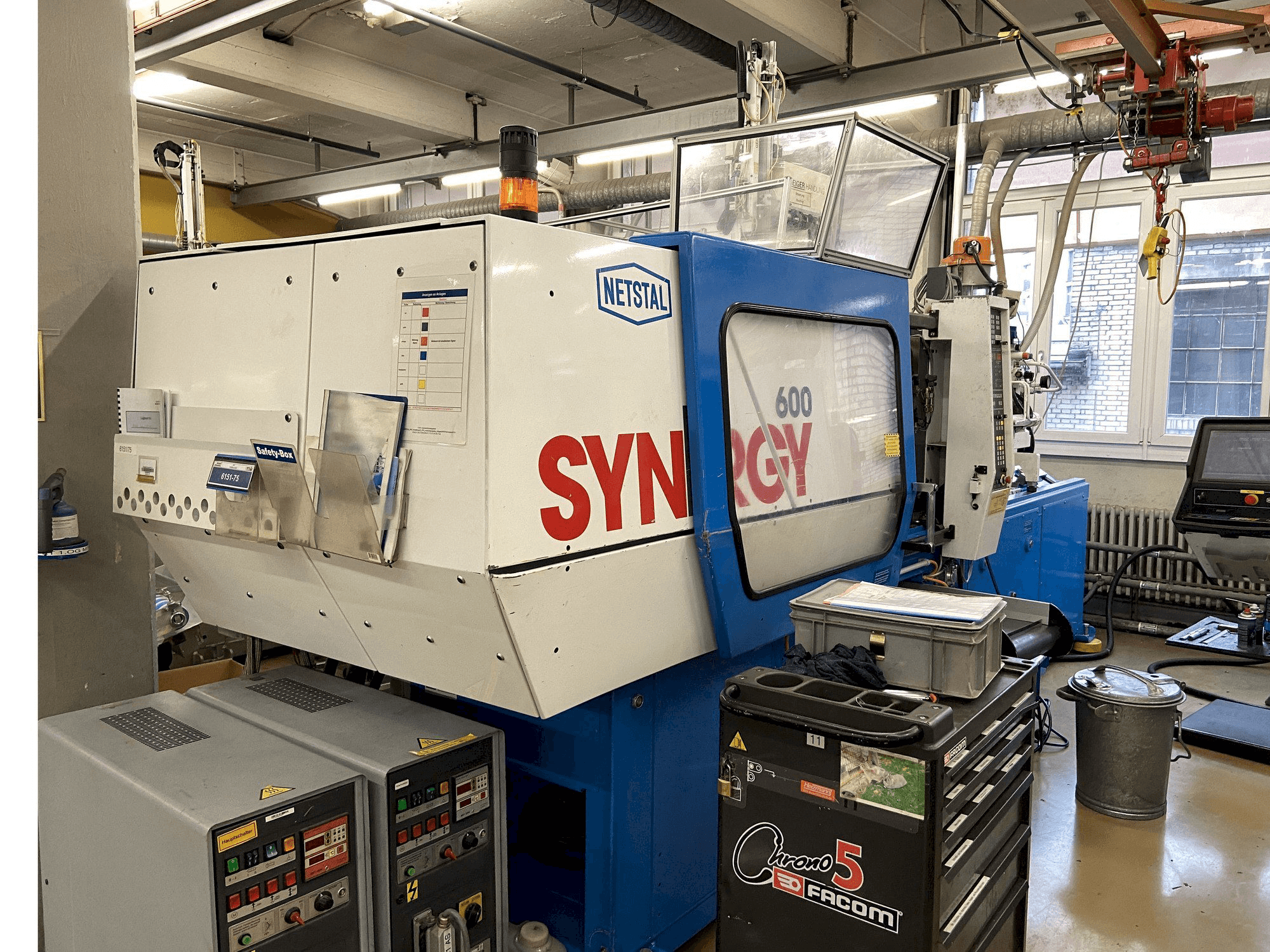 Frontansicht der Netstal SYNERGY 600-110 Maschine