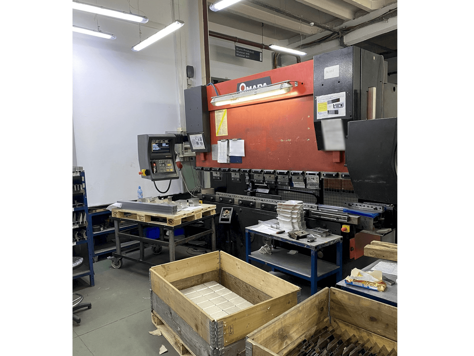 Frontansicht der AMADA HFBO 8025 Maschine