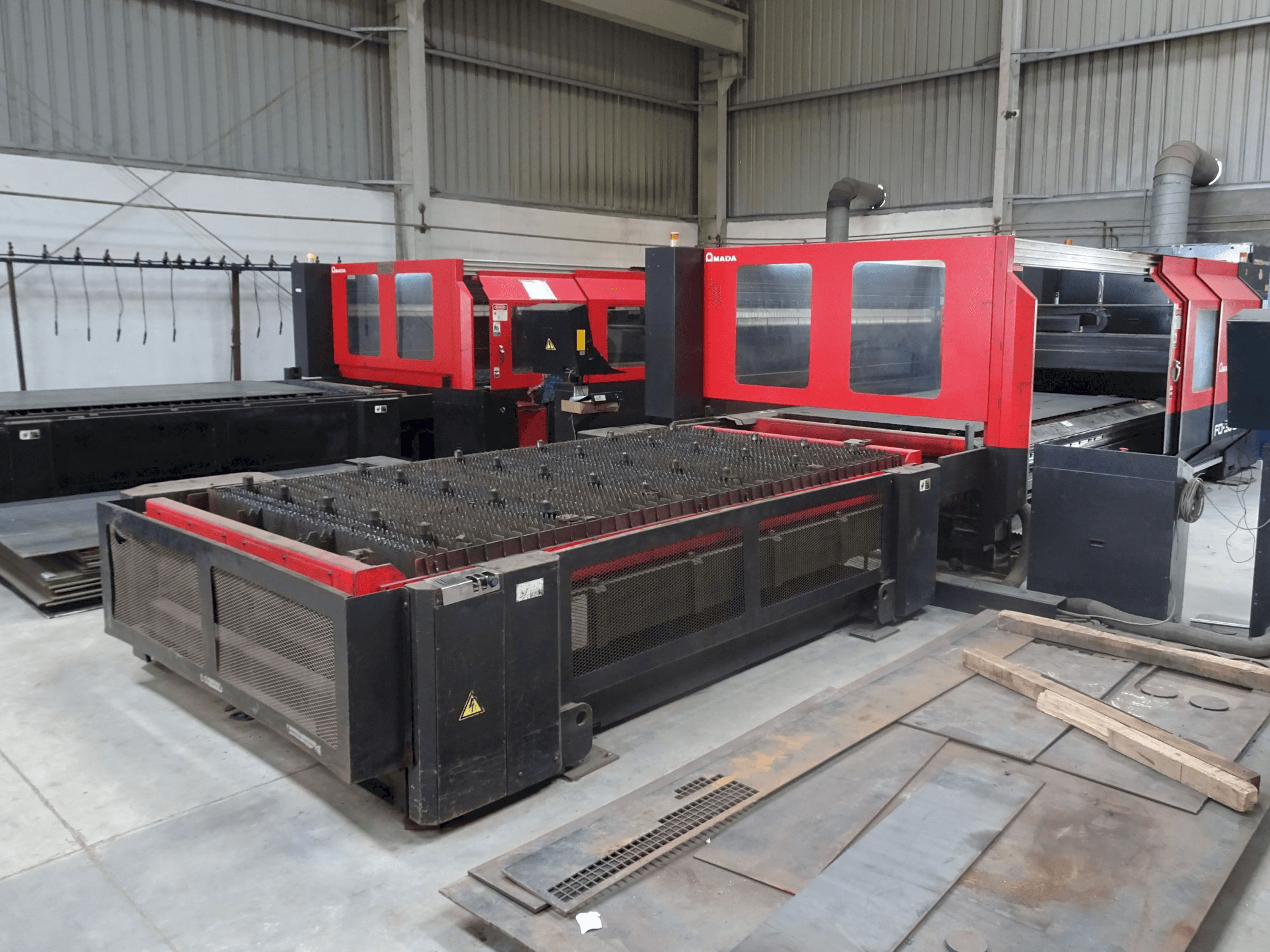 Rechte Ansicht der AMADA F03015 NT Maschine