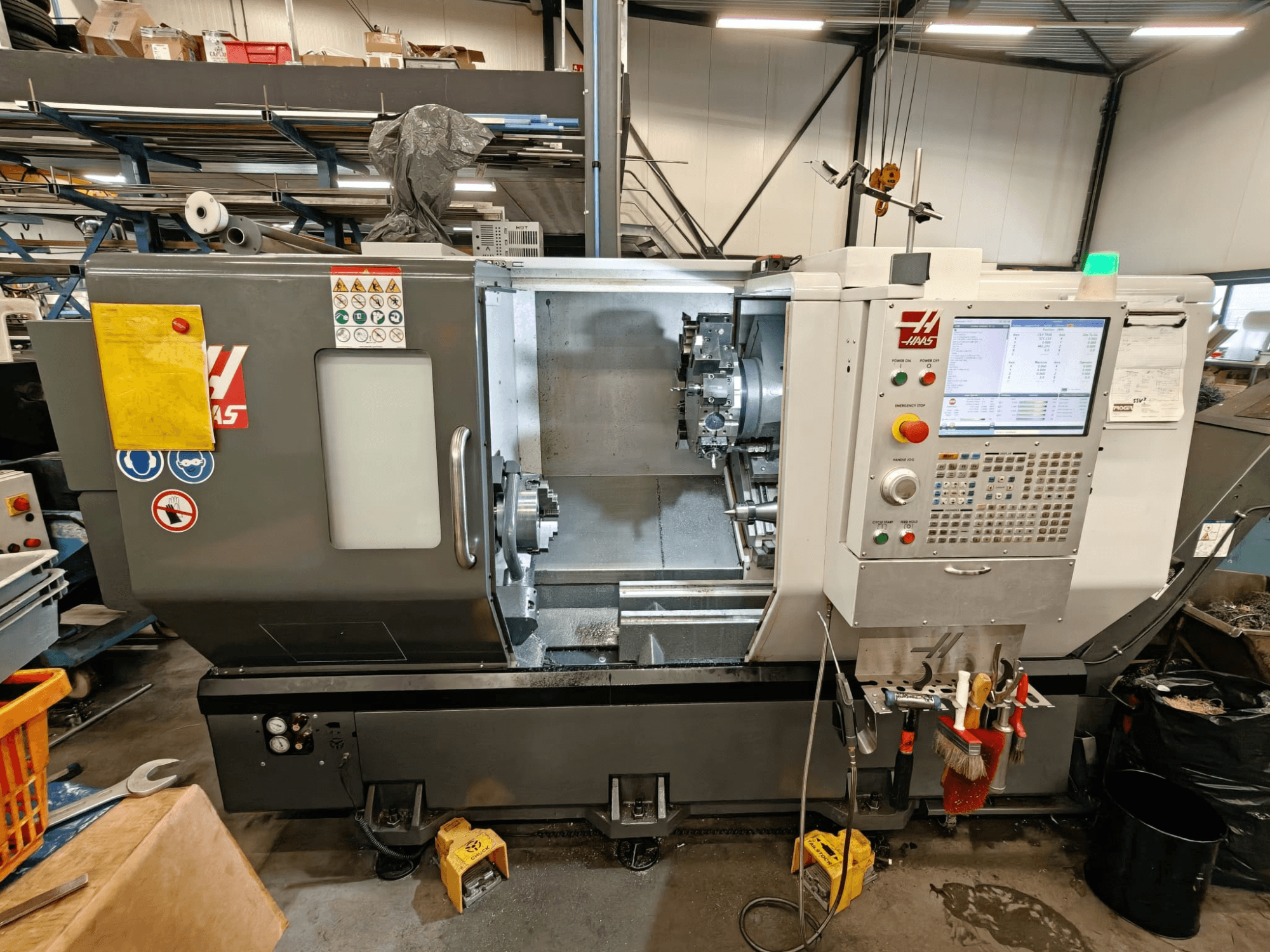 HAAS ST-25Y Horizontal-Drehmaschine, Vorderansicht, zeigt Bedienfeld, Werkzeugspeicher und Betriebseinrichtung in der Werkstatt.