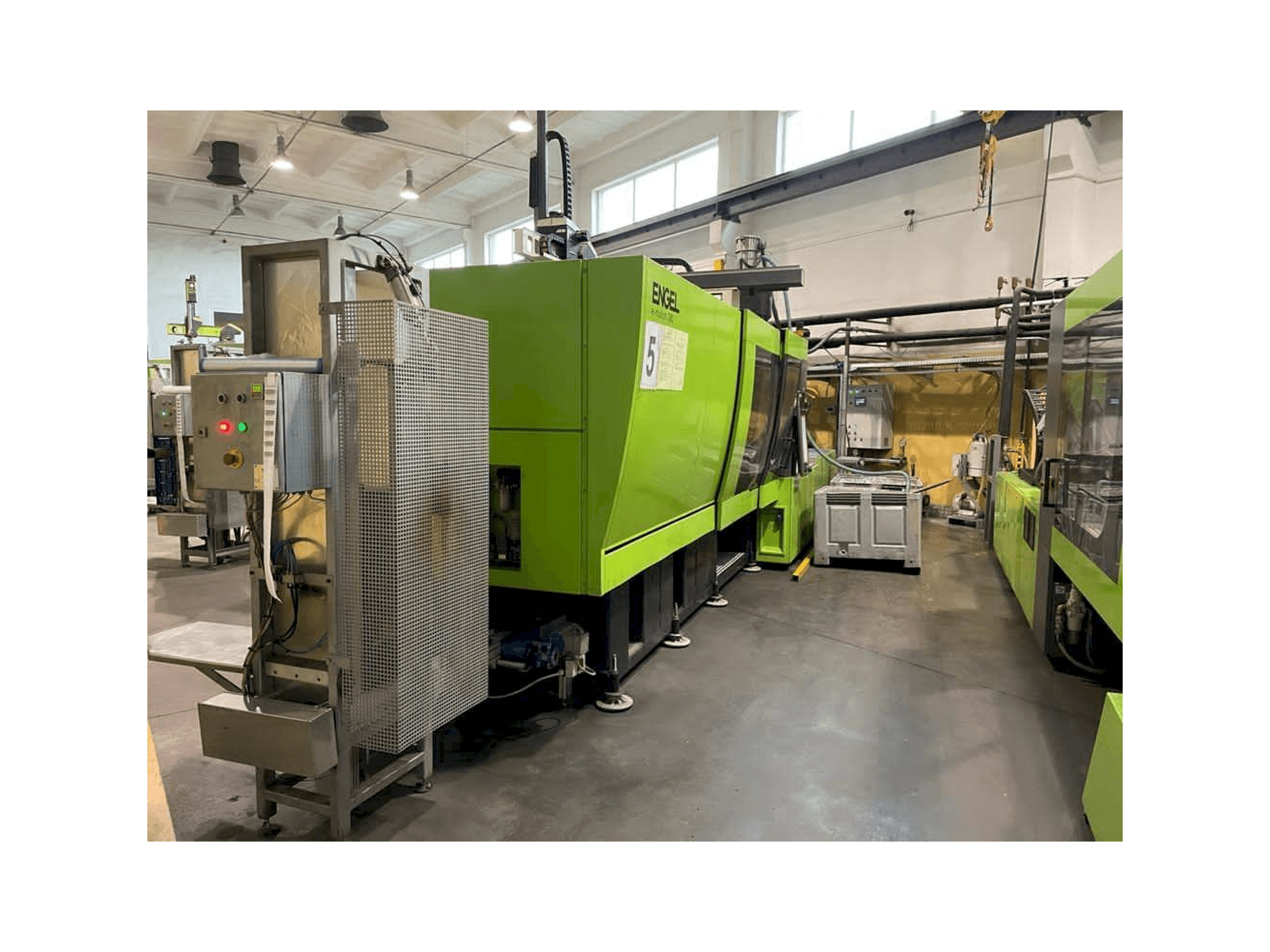 Frontansicht der ENGEL e-motion 2440/380 T Maschine