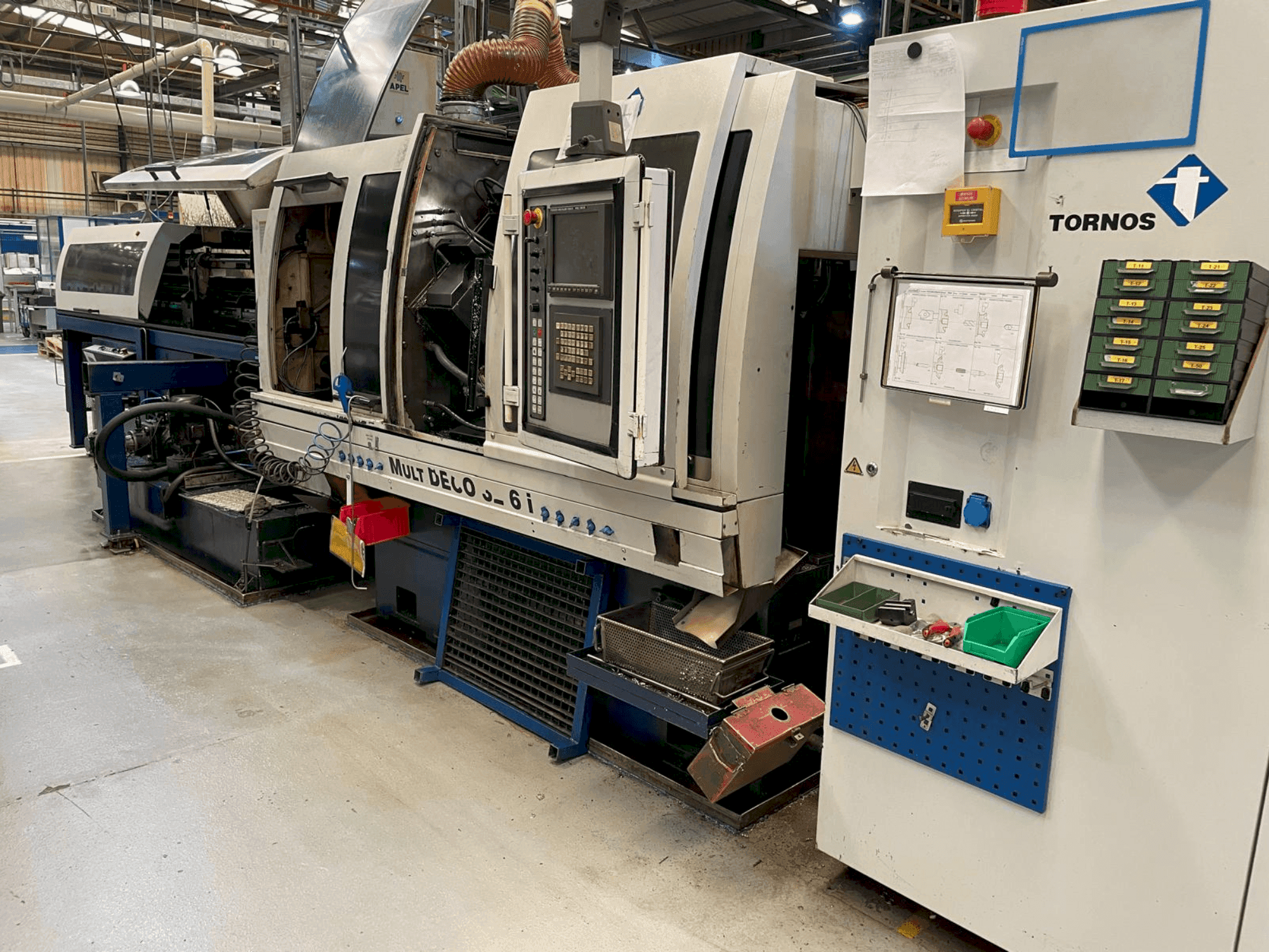 Frontansicht der TORNOS MultiDeco 32/6i Maschine