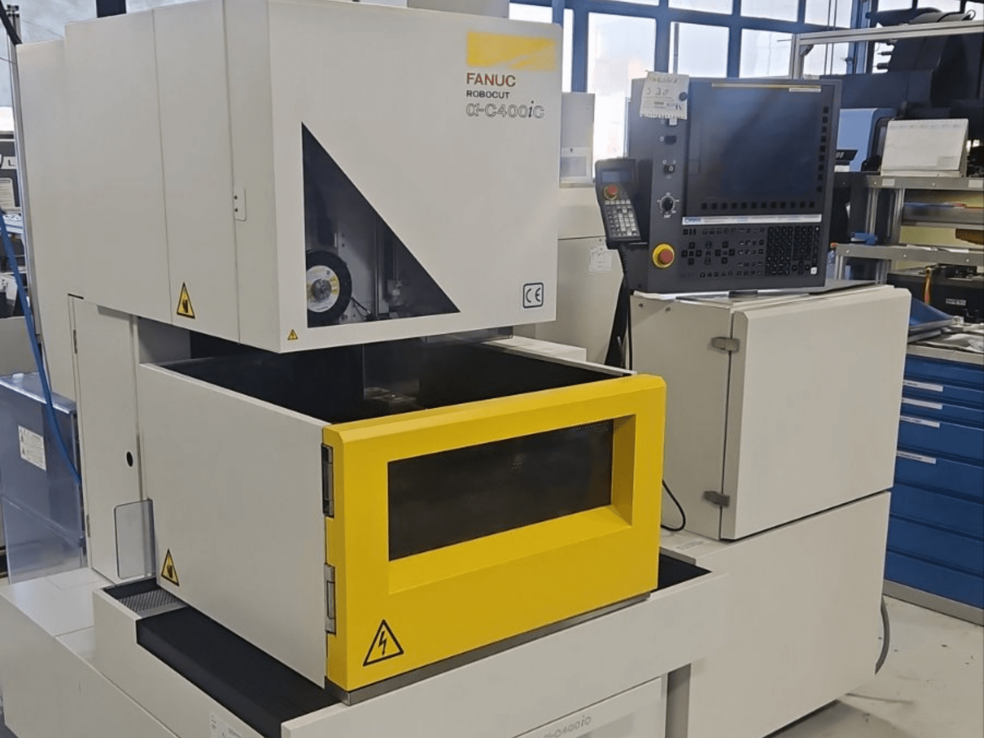 FANUC Robocut alpha-C400iC Senkfunken-Erdmaschine in Frontansicht, mit gelber Werkstückkammer und Bedienfeld.