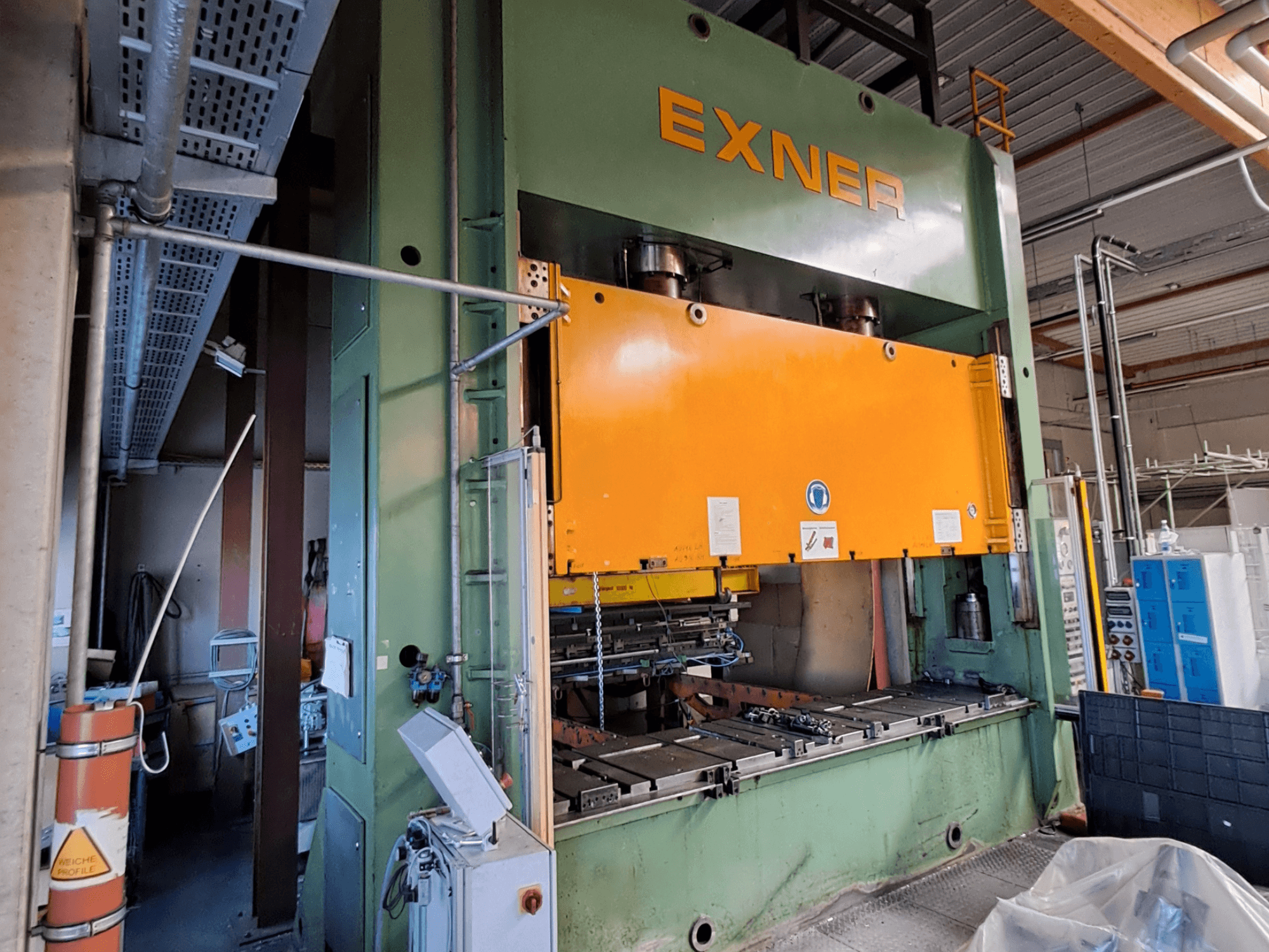 Hydraulikpresse EXNER EX SBR 200 in Seitenansicht, mit orangefarbener Pressplatte und sichtbarem Bedienfeld.