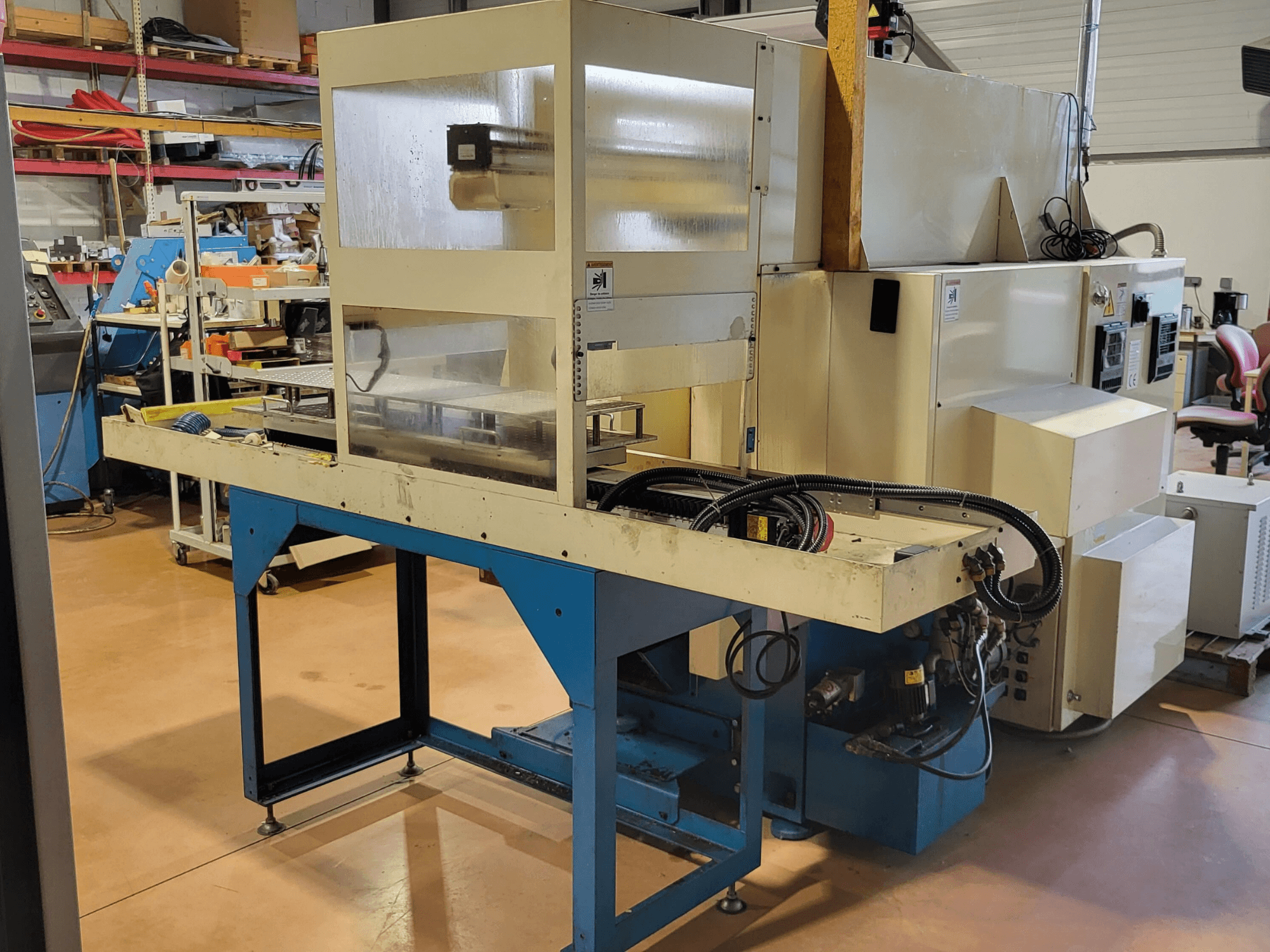 Kitamura KNC 150 NSA Horizontaldrehmaschine, Seitenansicht mit Bedienfeld und Betriebseinrichtung in der Werkstatt.