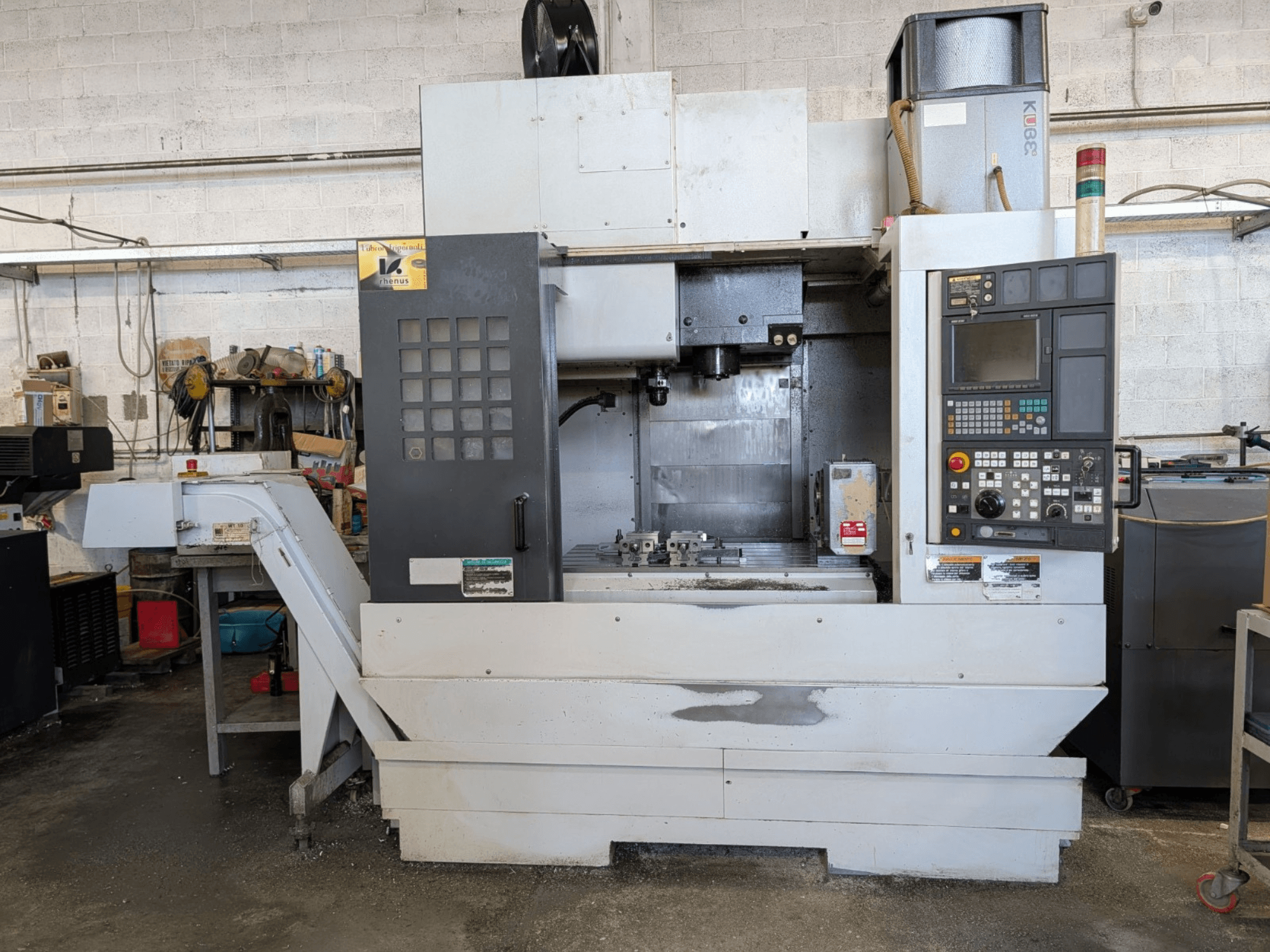 Vorderansicht eines vertikalen Bearbeitungszentrums NV-5000α1/40 von MORI SEIKI mit Bedienfeld und Arbeitsbereich.