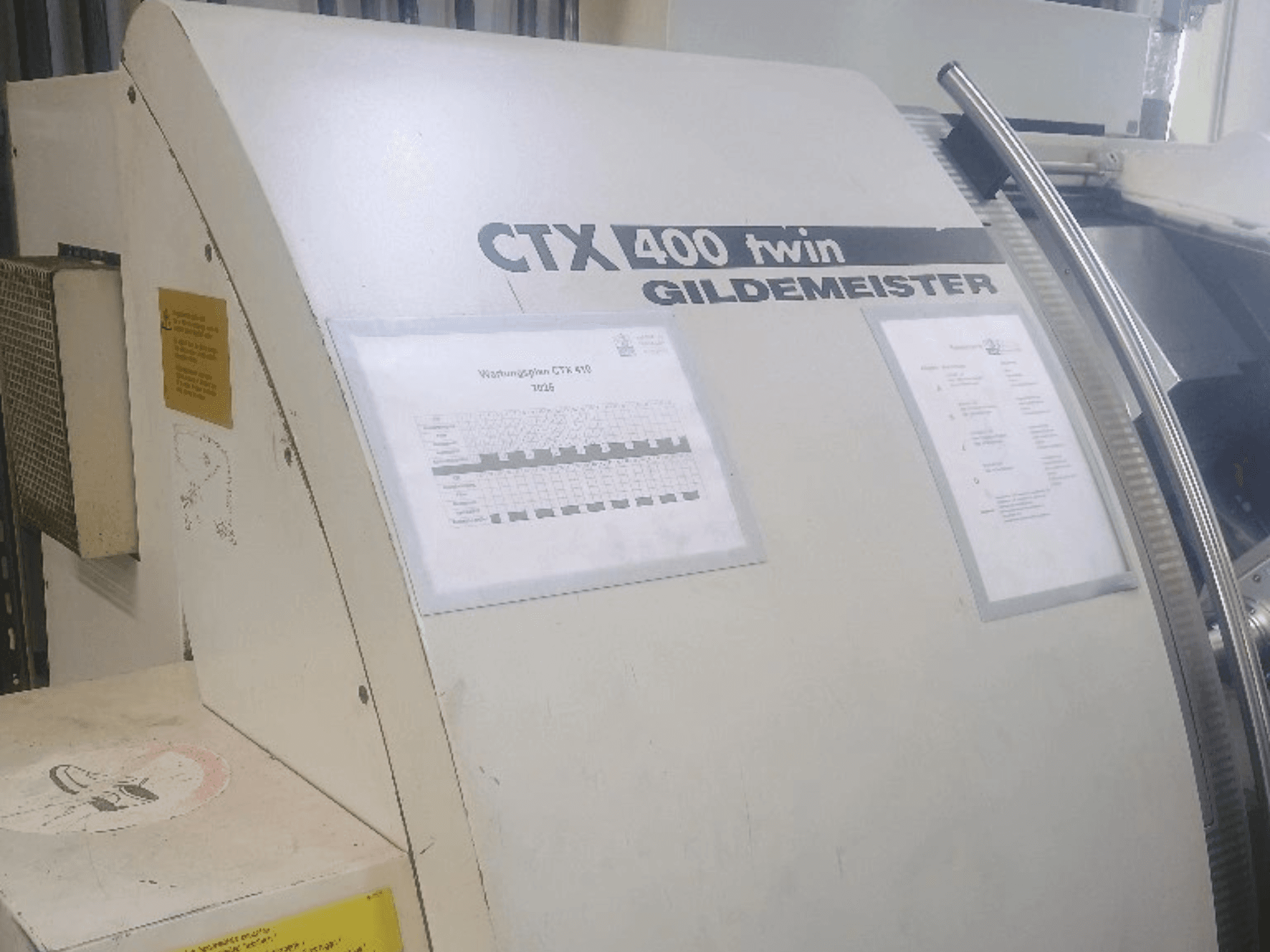 Gildemeister CTX 400 Doppelhorizontal-Drehmaschine, Vorderansicht, mit Bedienfeldern und technischer Dokumentation.