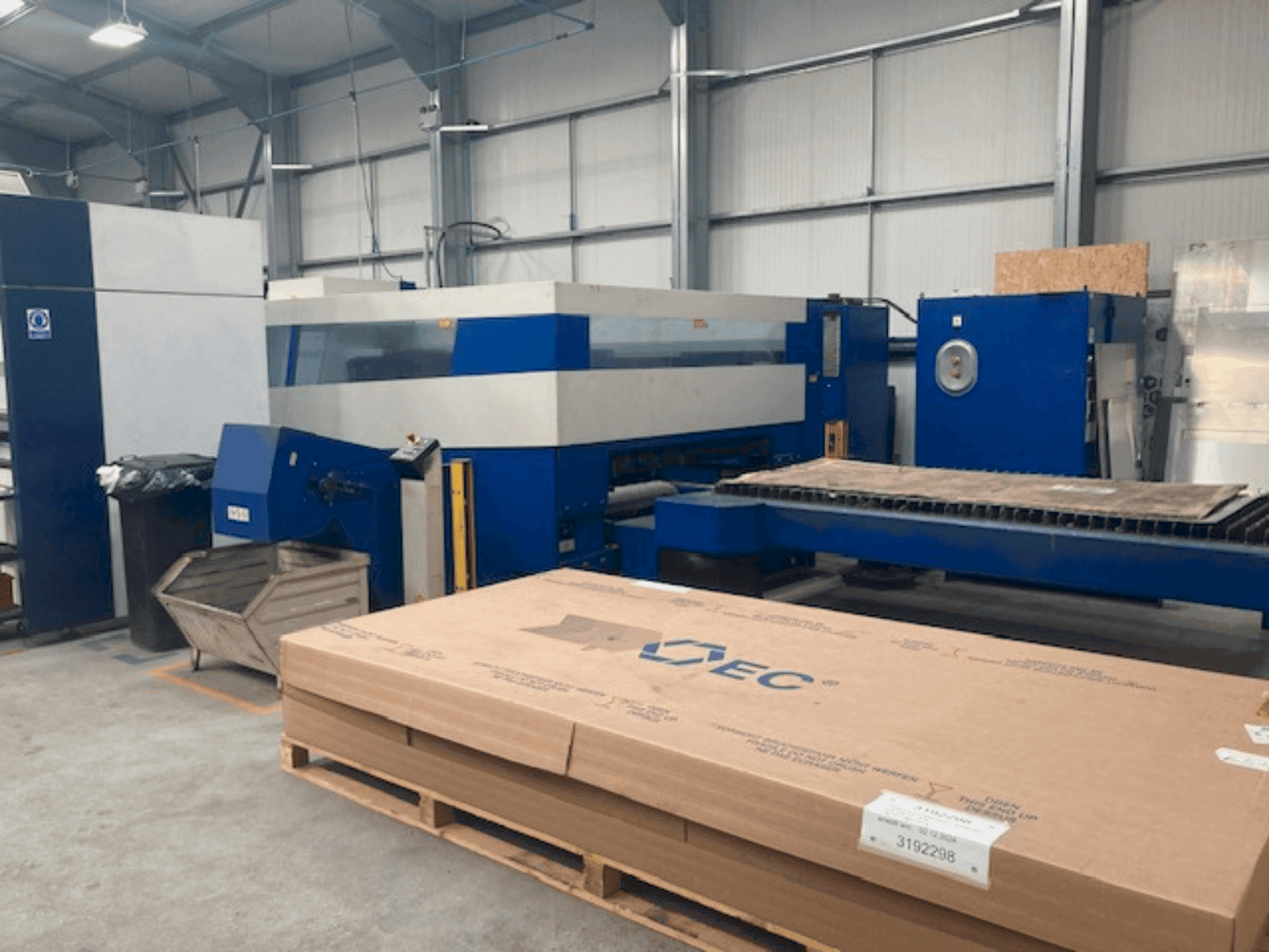 Frontansicht der TRUMPF Trulaser 5030 Maschine