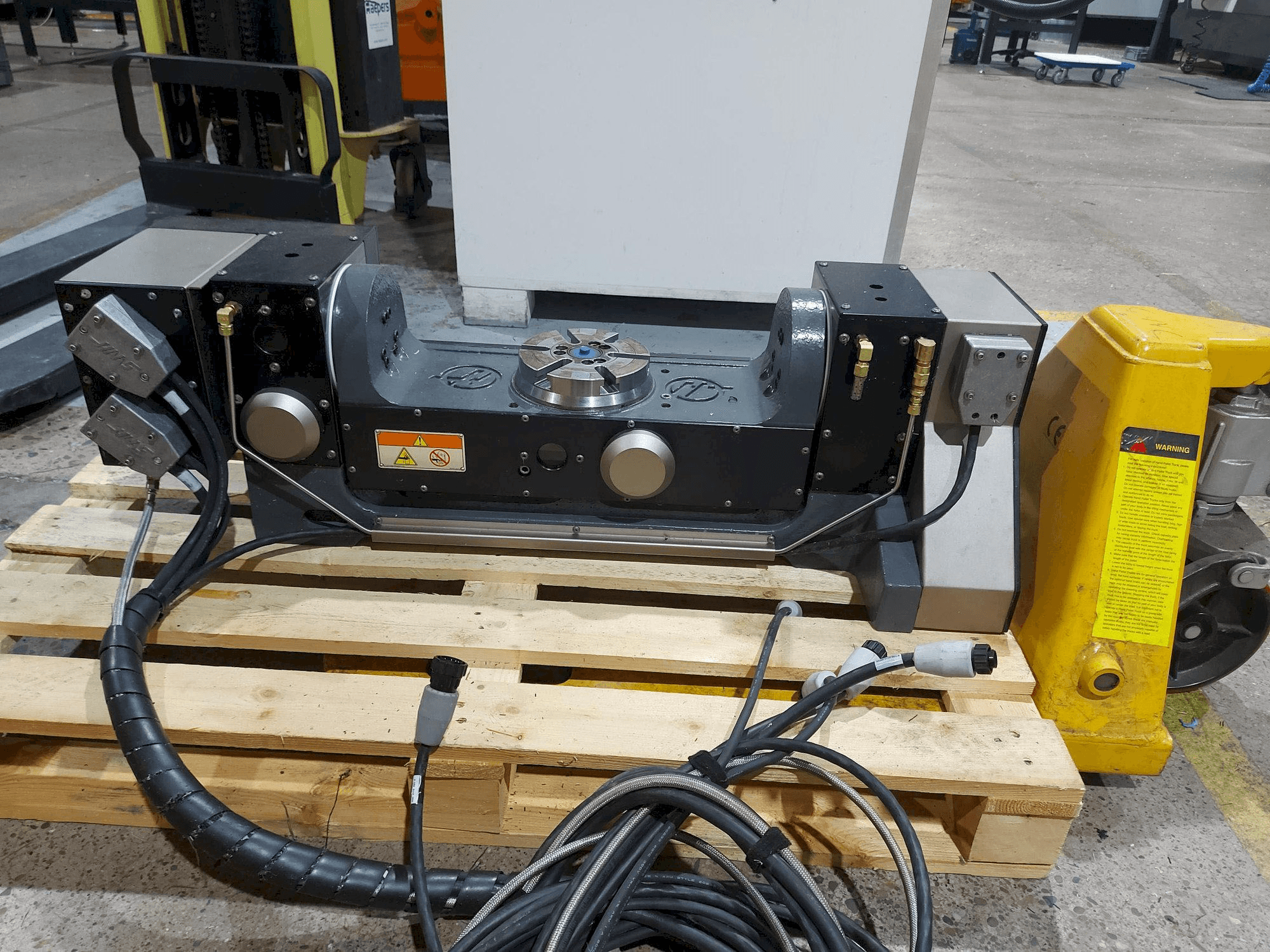 Frontansicht der HAAS TR160 Maschine