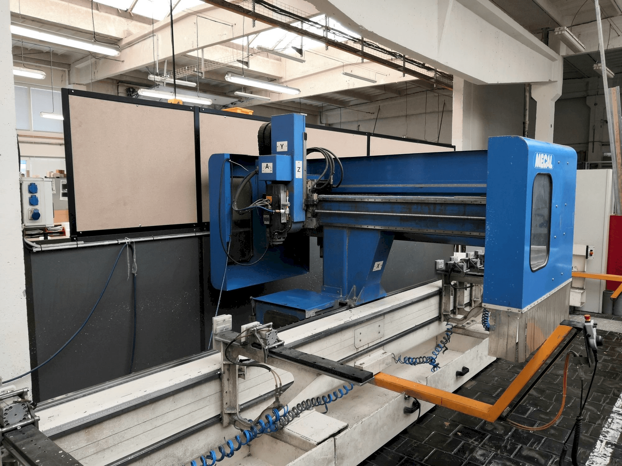 Frontansicht der MECAL MC 304 Pioneer 3 Maschine