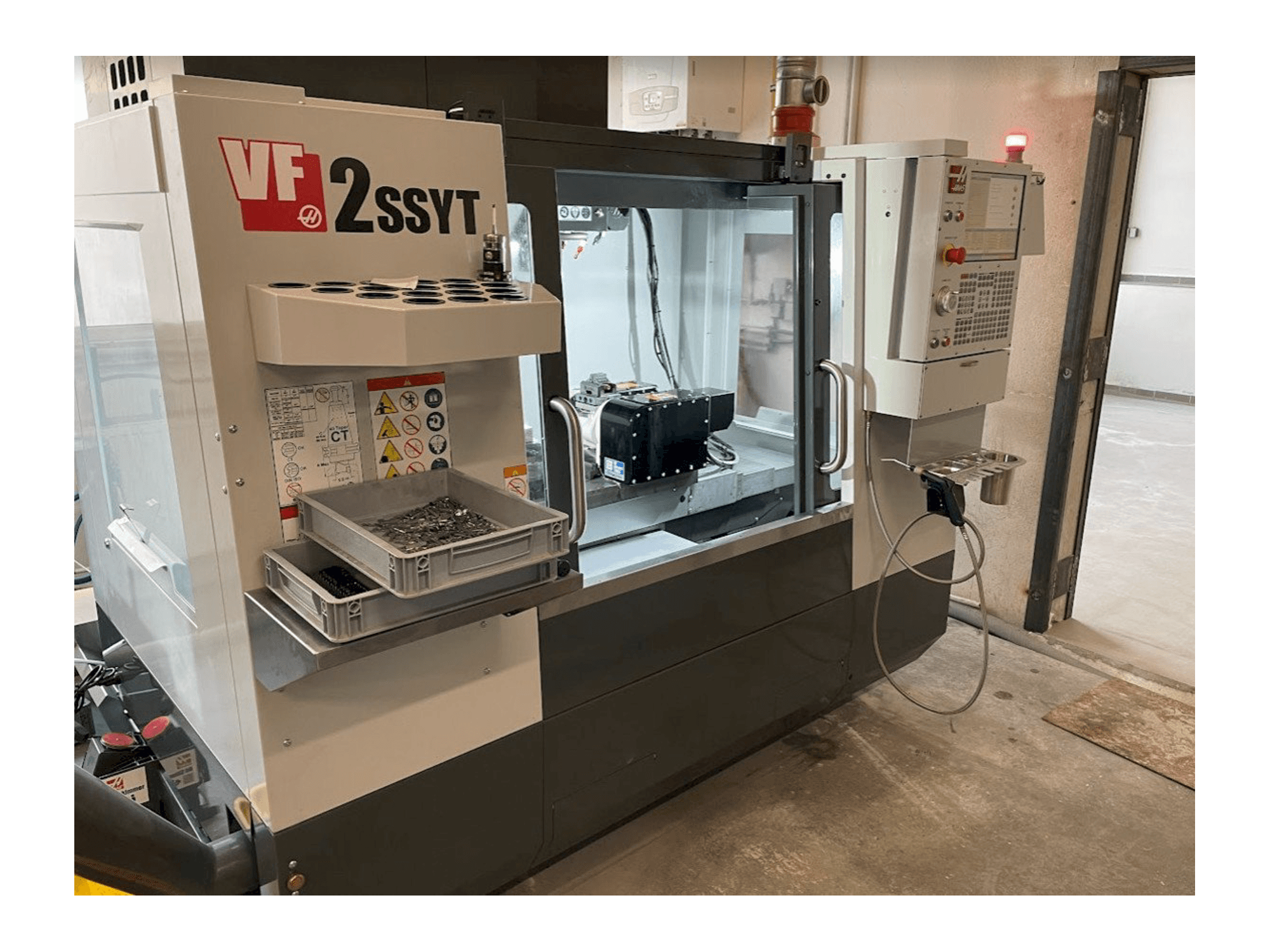 Frontansicht der HAAS VF-2SSYT Maschine