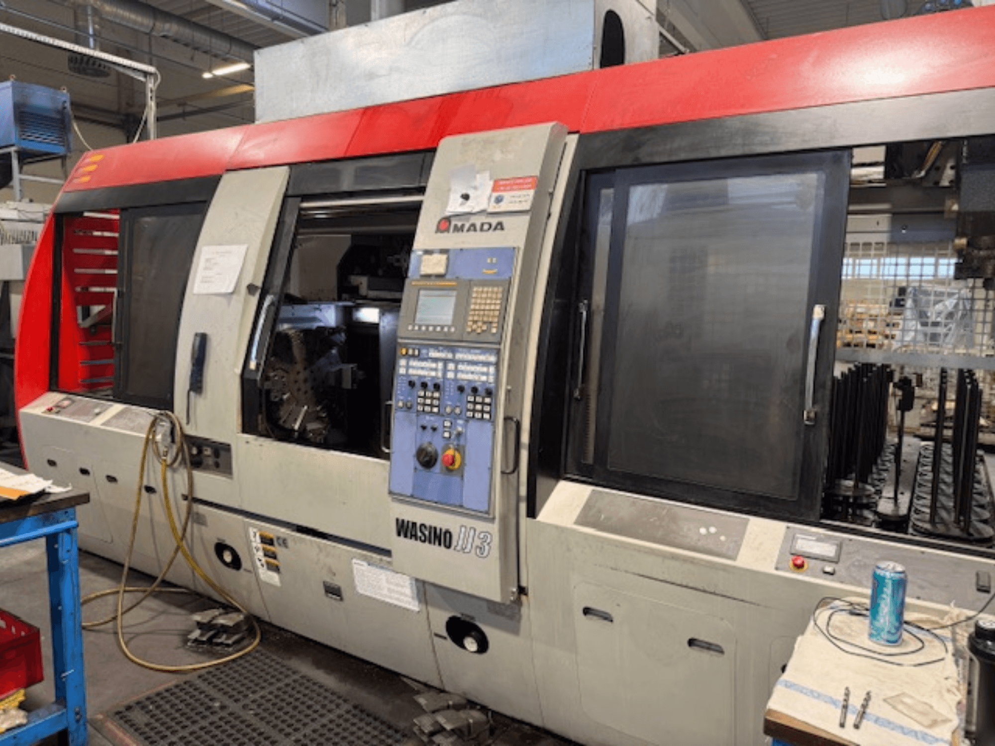 AMADA Wasino JJ3 Horizontal-Drehmaschine, Vorderansicht mit Bedienfeld und offener Kammer für die Bearbeitung.