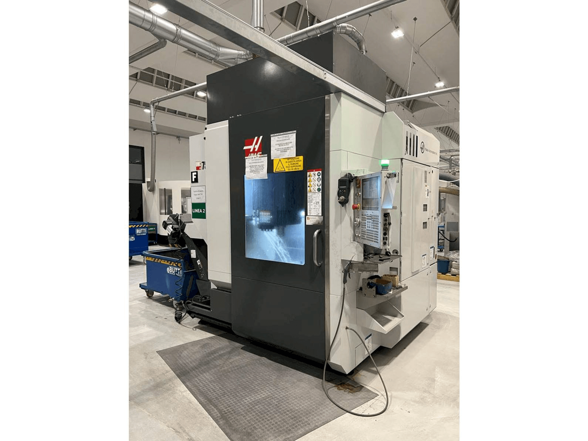 Frontansicht der HAAS UMC 750SS Maschine