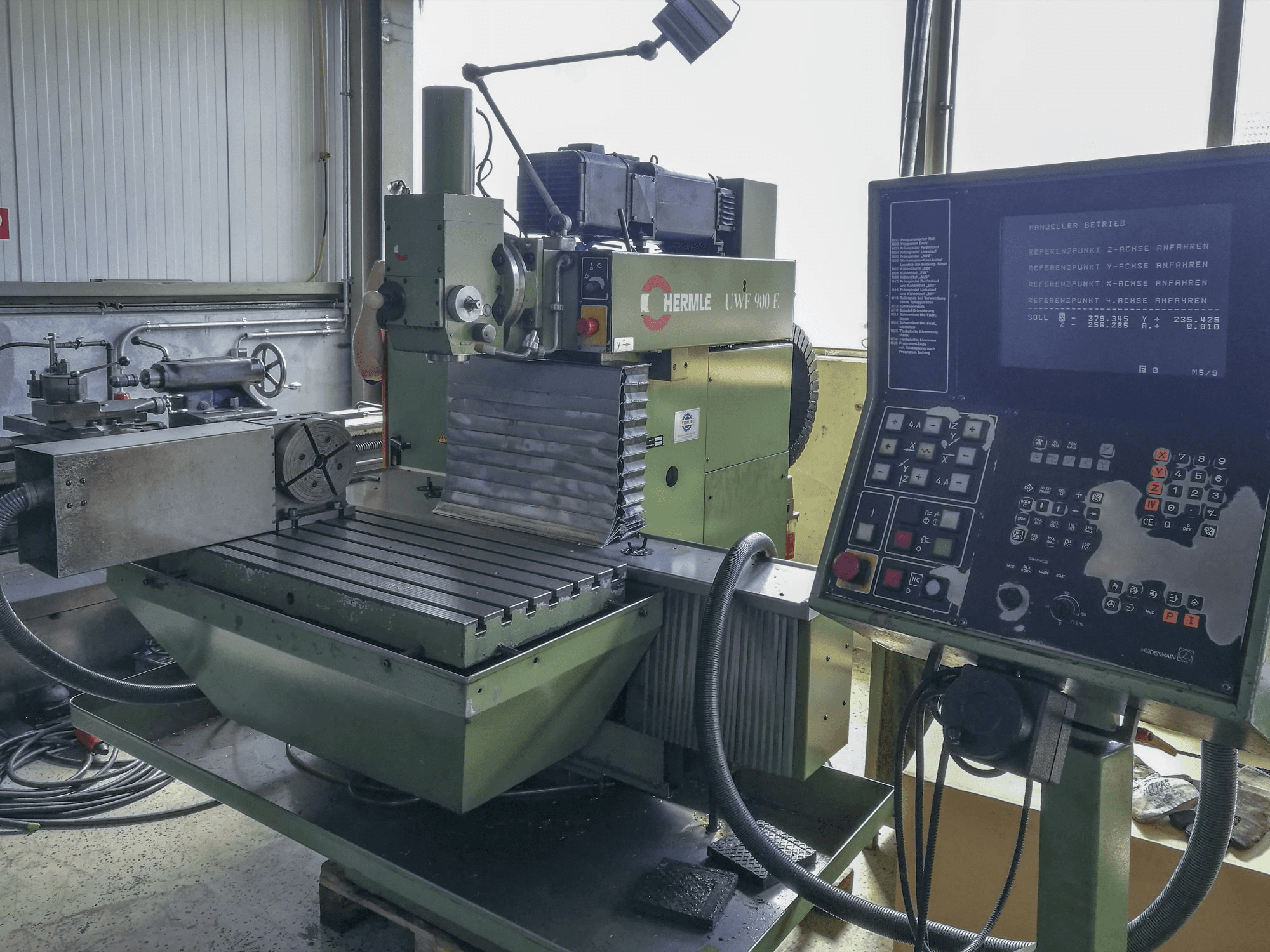 Rechte Ansicht 1 der HERMLE UWF 900 E Maschine