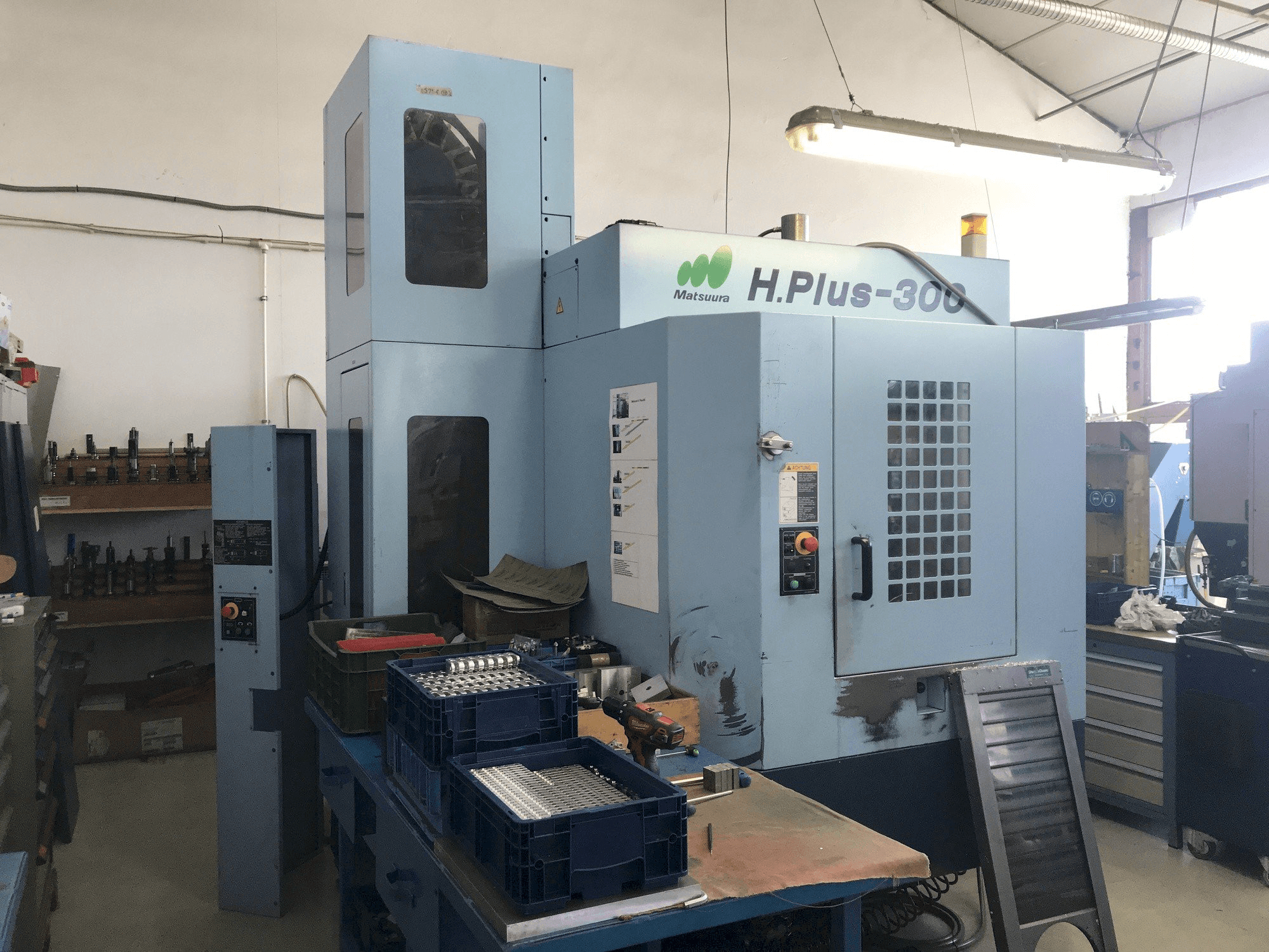 Frontansicht der Matsuura H.PLUS-300 Maschine