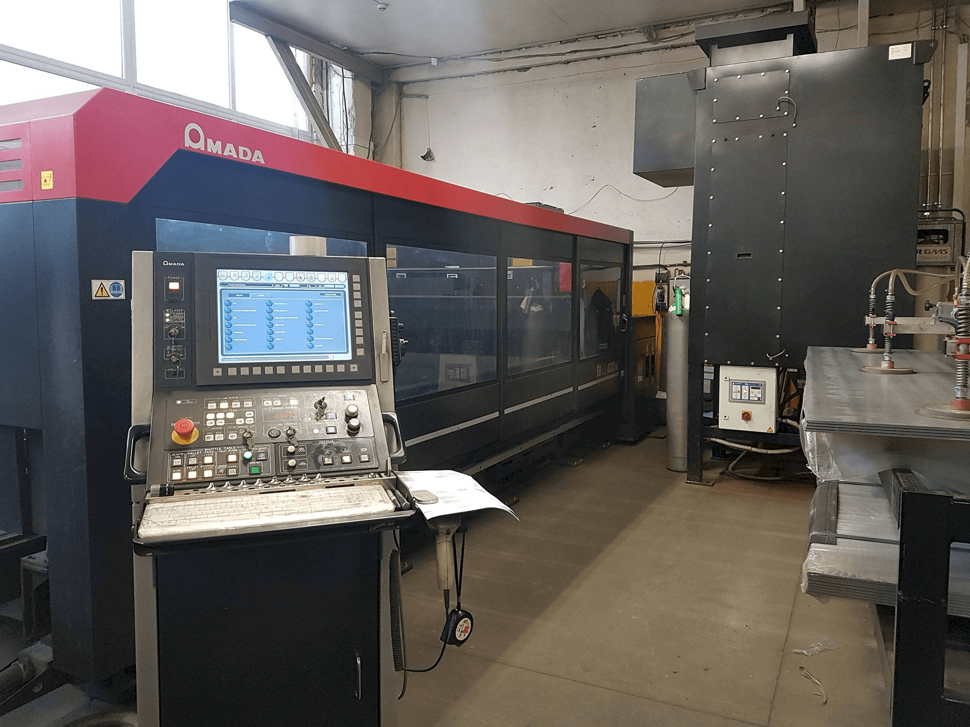 Frontansicht der AMADA FOM2 4222NT Maschine