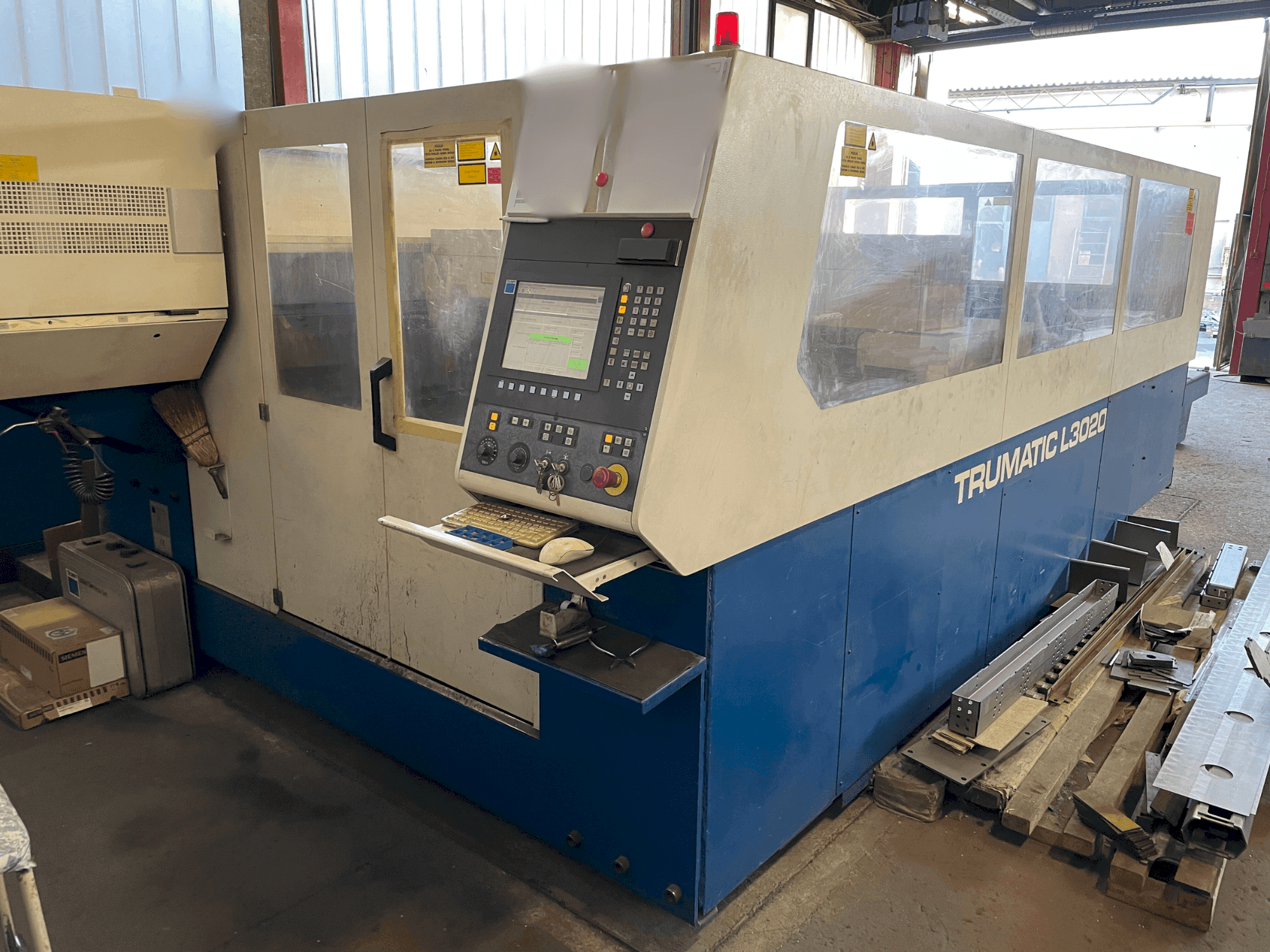 Frontansicht der TRUMPF Trumatic TC L3020 Maschine
