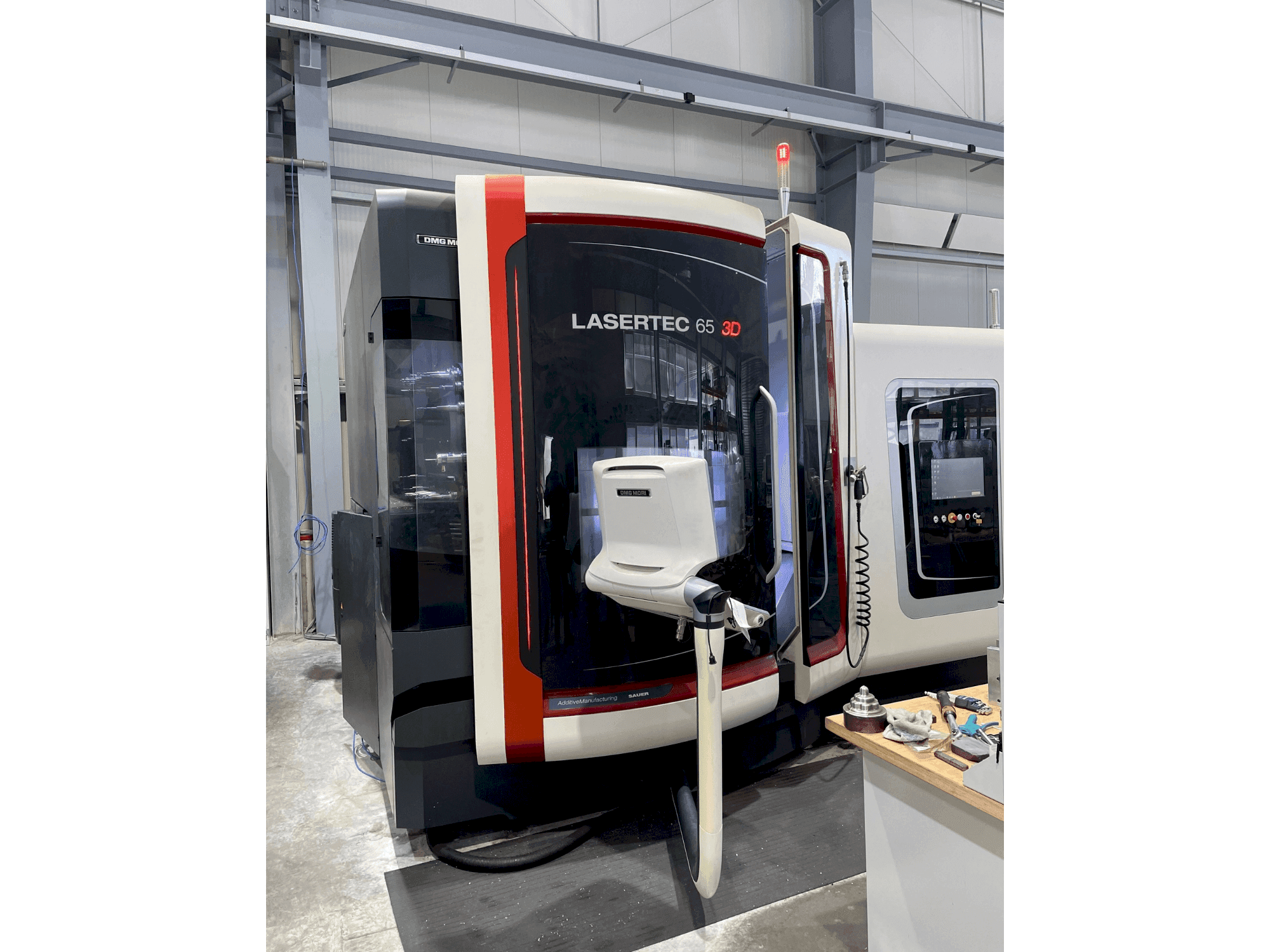 Frontansicht der DMG MORI LASERTEC 65 3D Hybrid Maschine