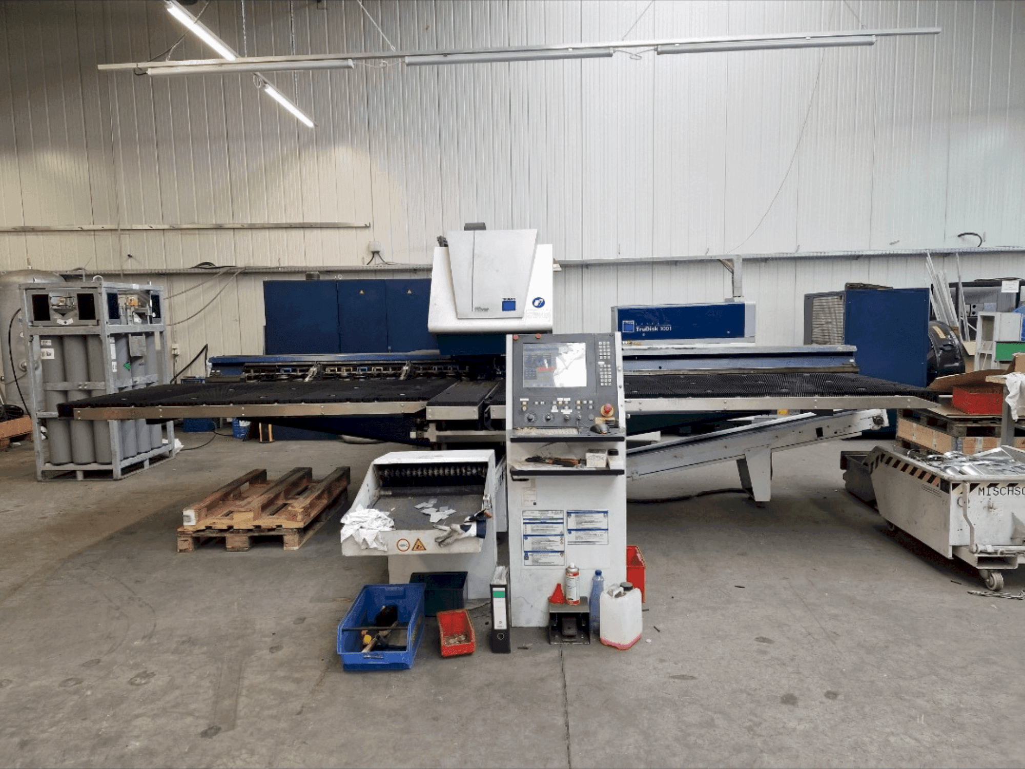 Frontansicht der TRUMPF TruMatic 3000 Fiber Maschine