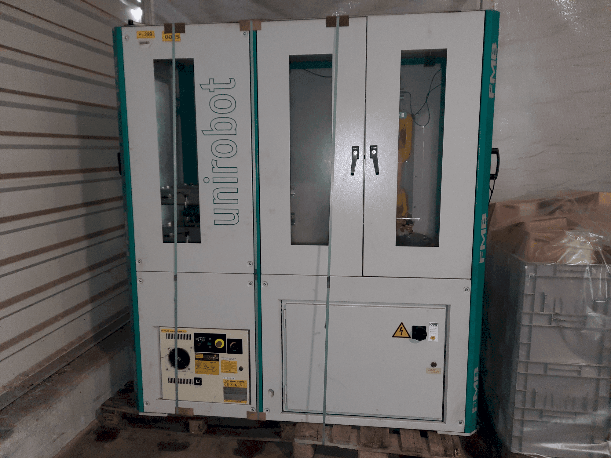 Frontansicht der FANUC R30-iB Mate A05B-2651-B011 Maschine