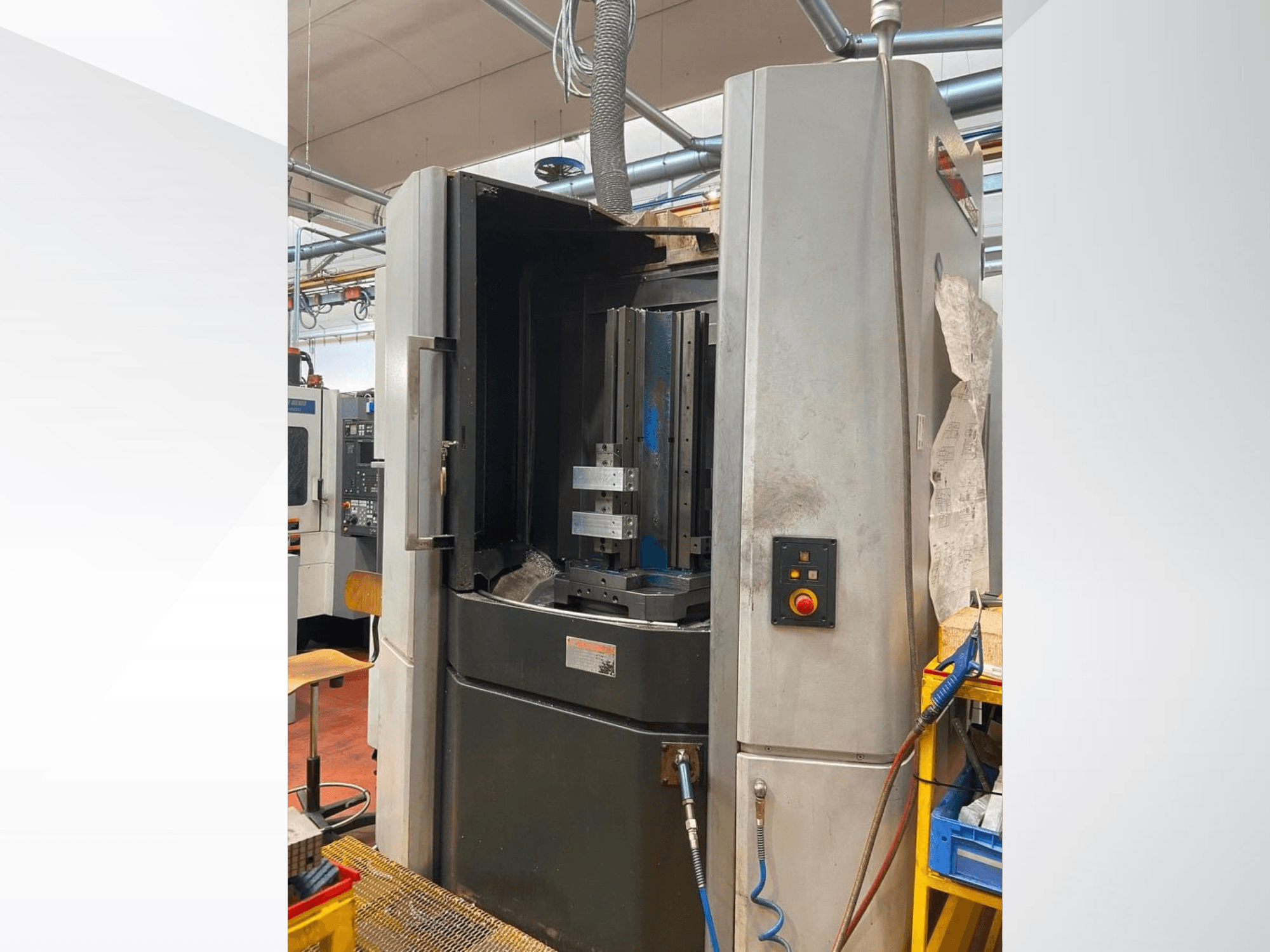 Horizontales Bearbeitungszentrum MORI SEIKI NHX 5000, Vorderansicht mit geöffneter Tür, Werkzeughalter und Bedienfeld.